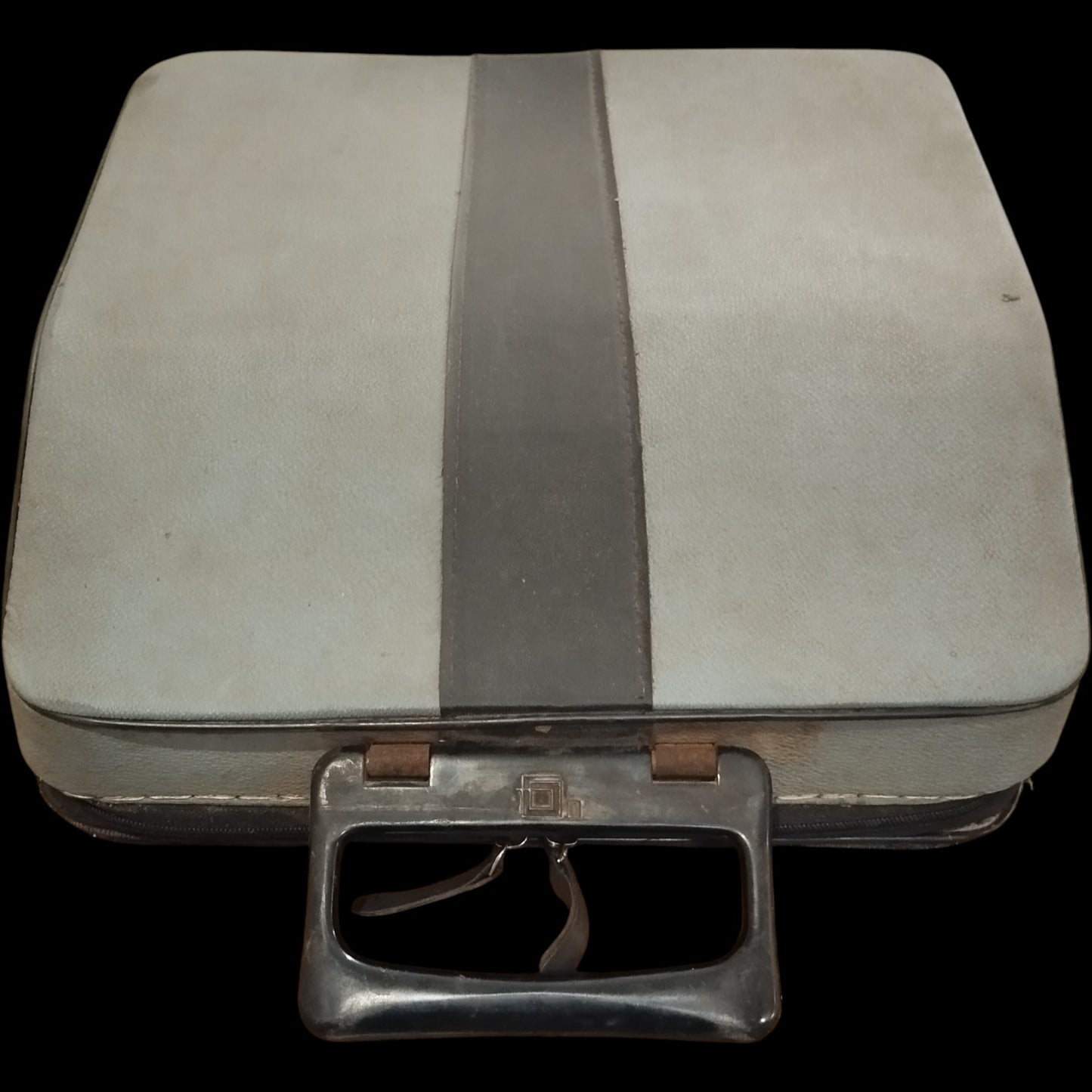 Image of Olivetti Lettera 32 Typewriter. Available from universaltypewritercompany.in