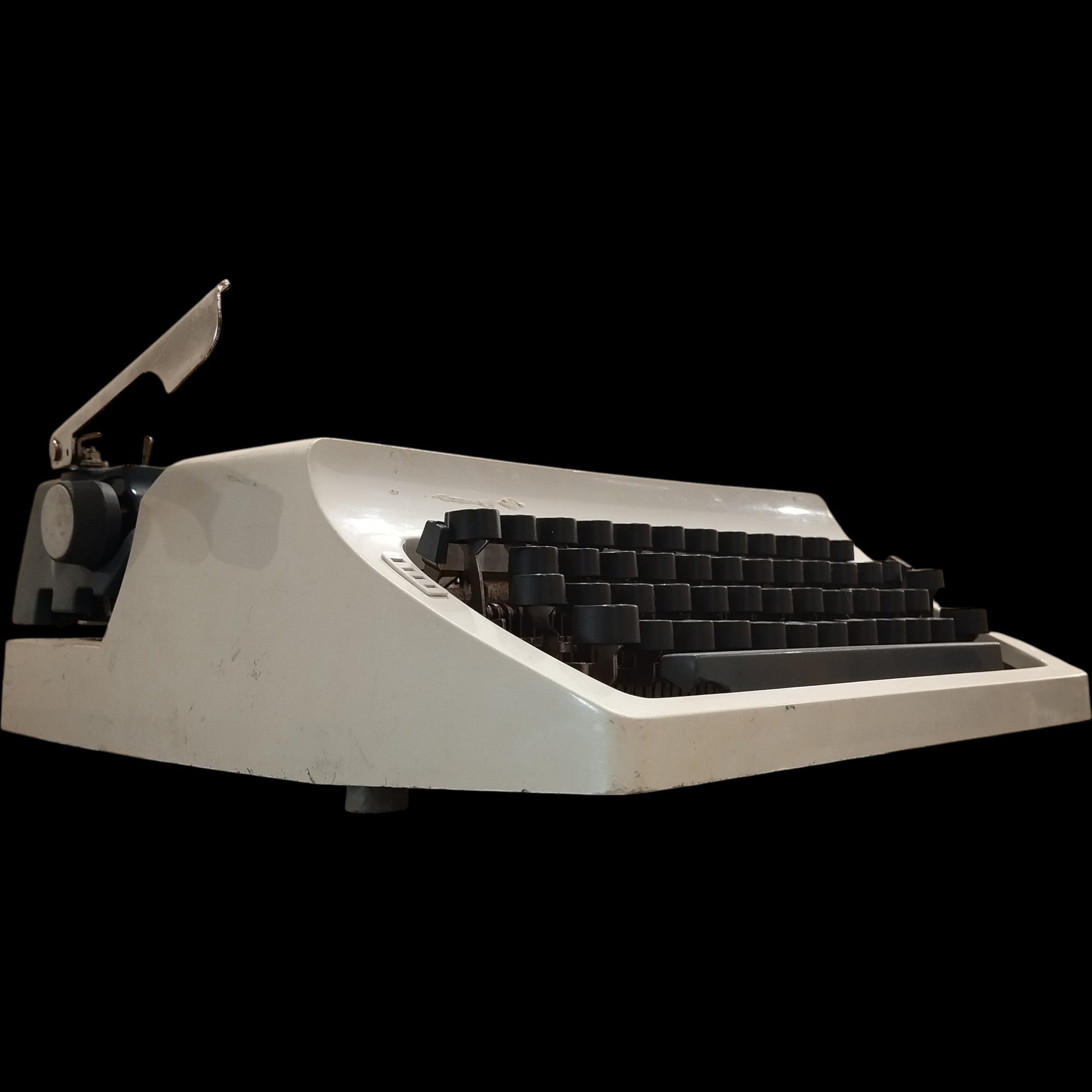 Image of Erika Typewriter. Available from universaltypewritercompany.in