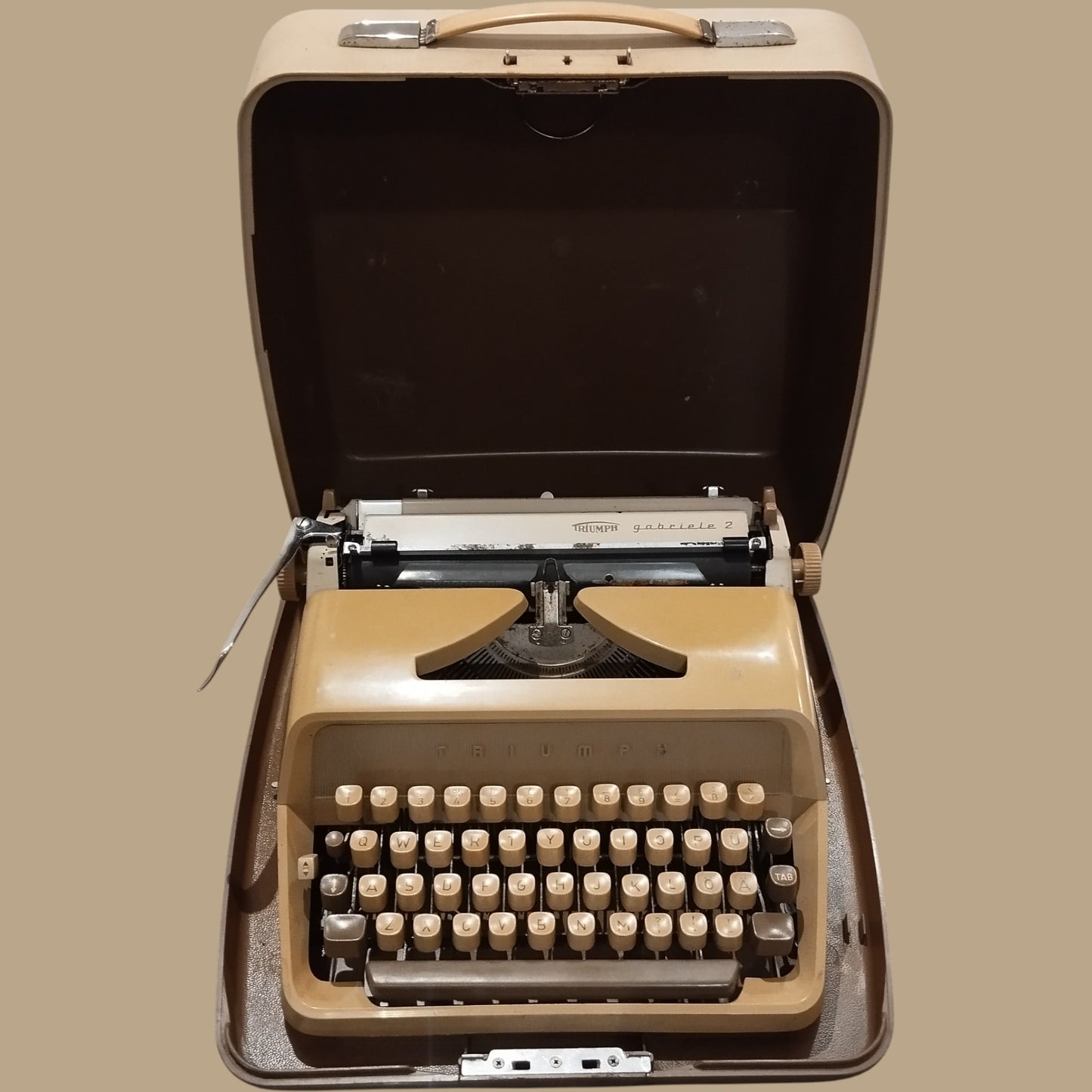 Image of Triumph Gabriele 2 Typewriter. Available from universaltypewritercompany.in