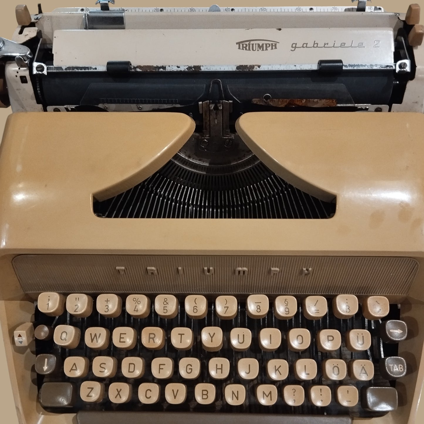 Image of Triumph Gabriele 2 Typewriter. Available from universaltypewritercompany.in