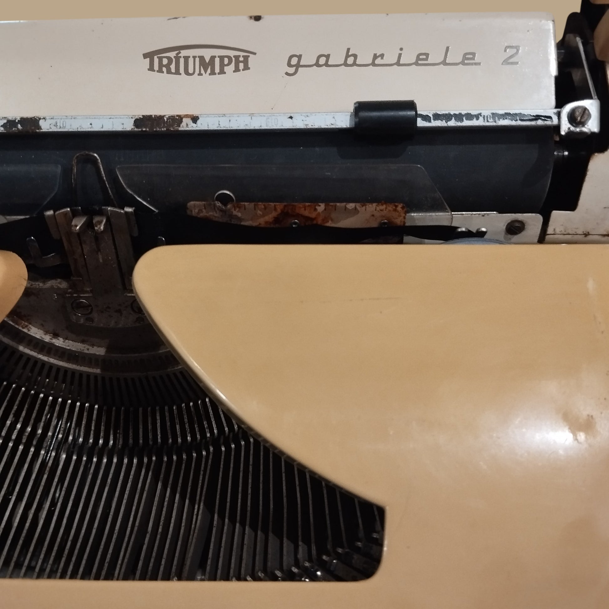 Image of Triumph Gabriele 2 Typewriter. Available from universaltypewritercompany.in