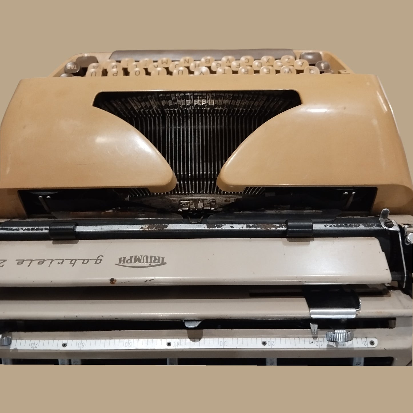 Image of Triumph Gabriele 2 Typewriter. Available from universaltypewritercompany.in