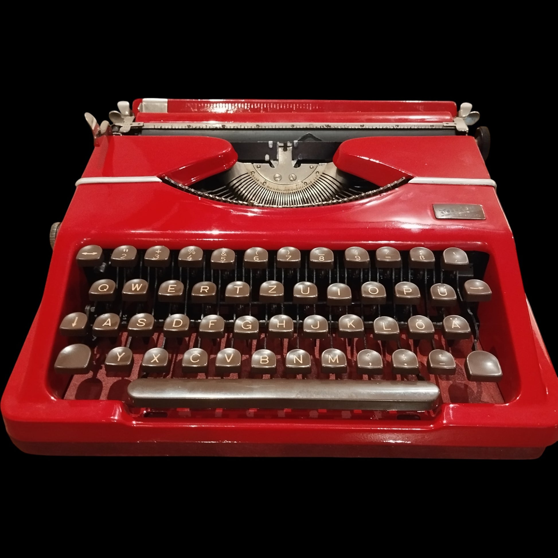 Image of Gossen Tippa QWERTZ Keyboard Typewriter. Available from universaltypewritercompany.in