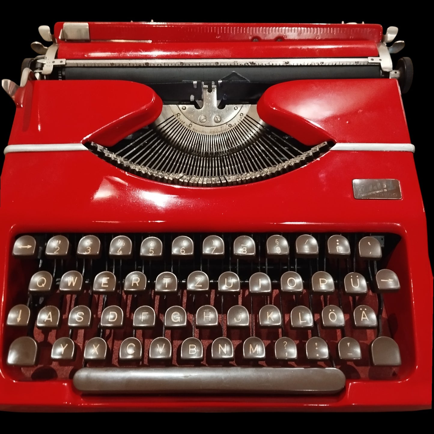 Image of Gossen Tippa QWERTZ Keyboard Typewriter. Available from universaltypewritercompany.in