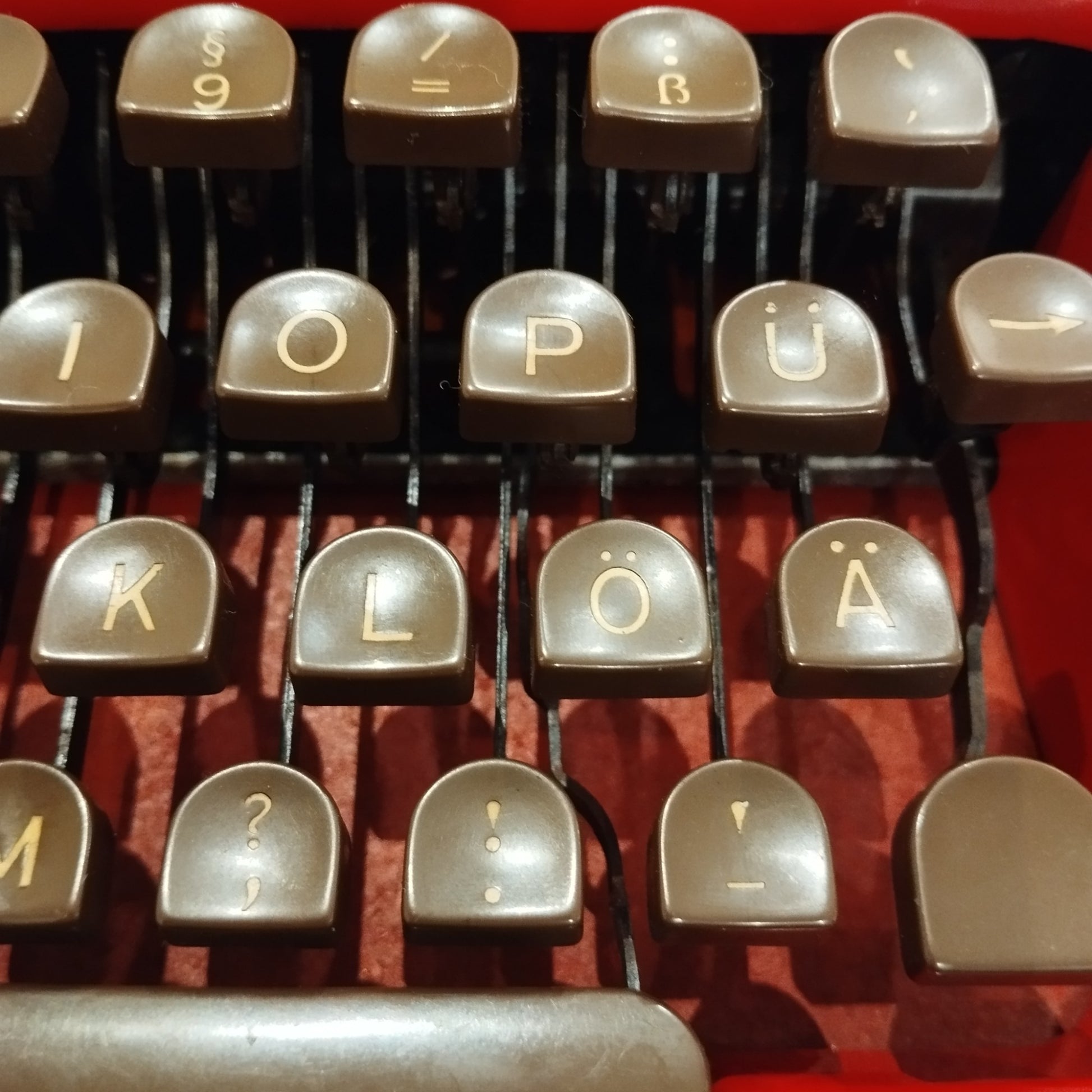 Image of Gossen Tippa QWERTZ Keyboard Typewriter. Available from universaltypewritercompany.in