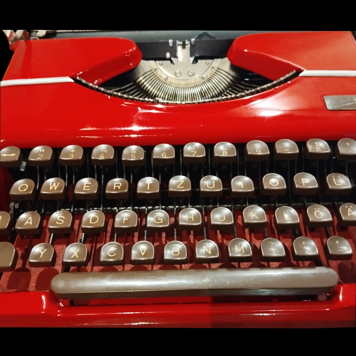 Image of Gossen Tippa QWERTZ Keyboard Typewriter. Available from universaltypewritercompany.in
