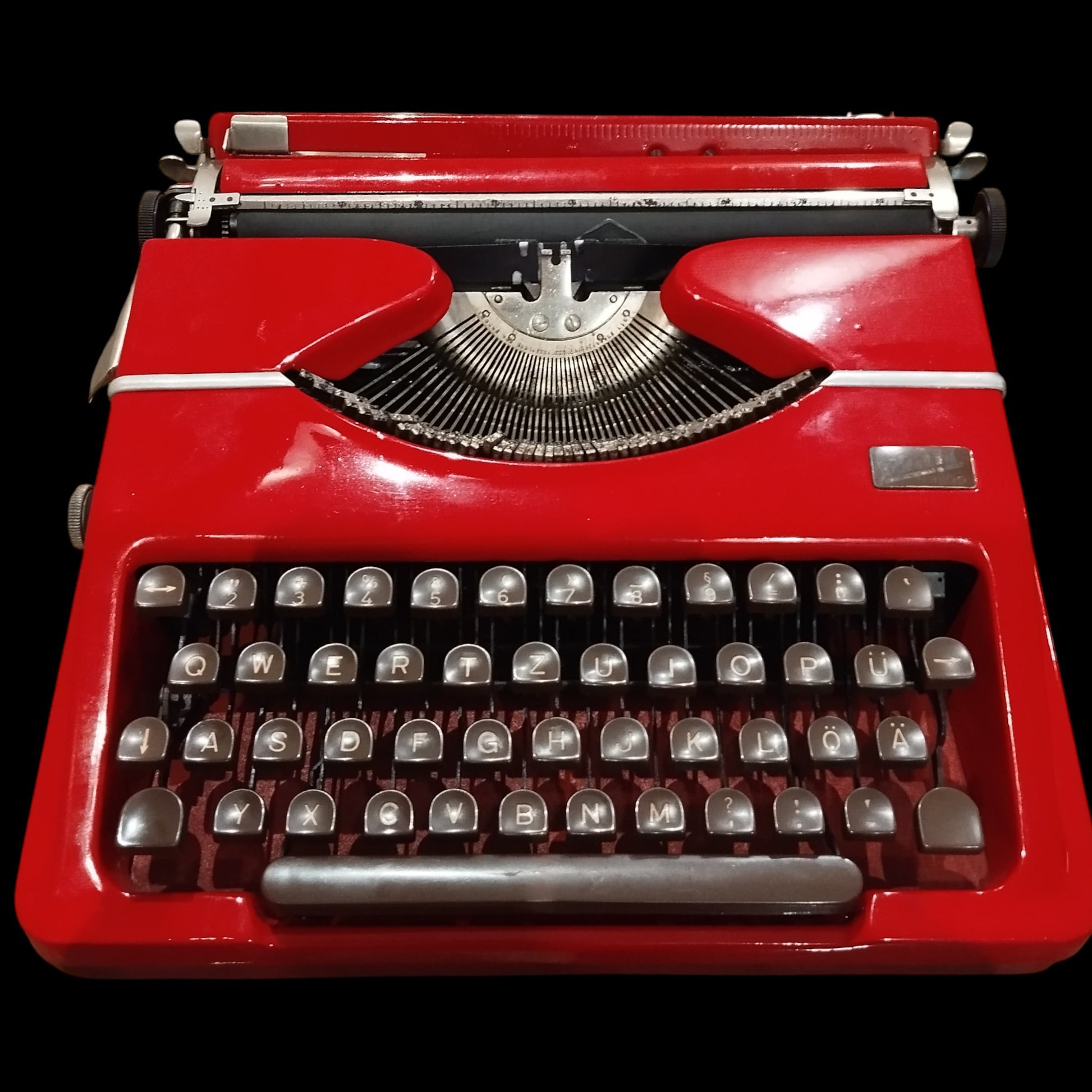 Image of Gossen Tippa QWERTZ Keyboard Typewriter. Available from universaltypewritercompany.in