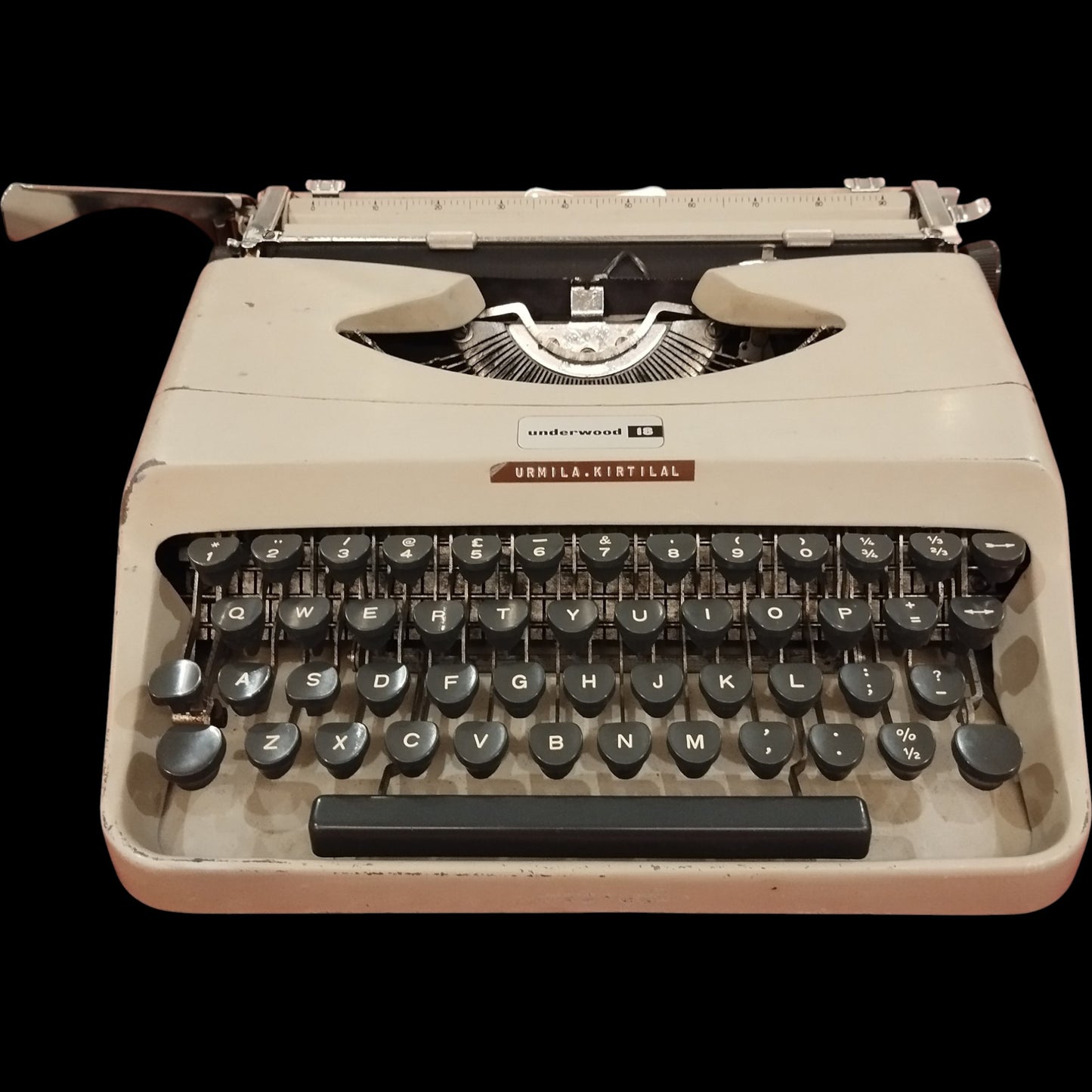 Image of Underwood 18 Typewriter. Available from universaltypewritercompany.in