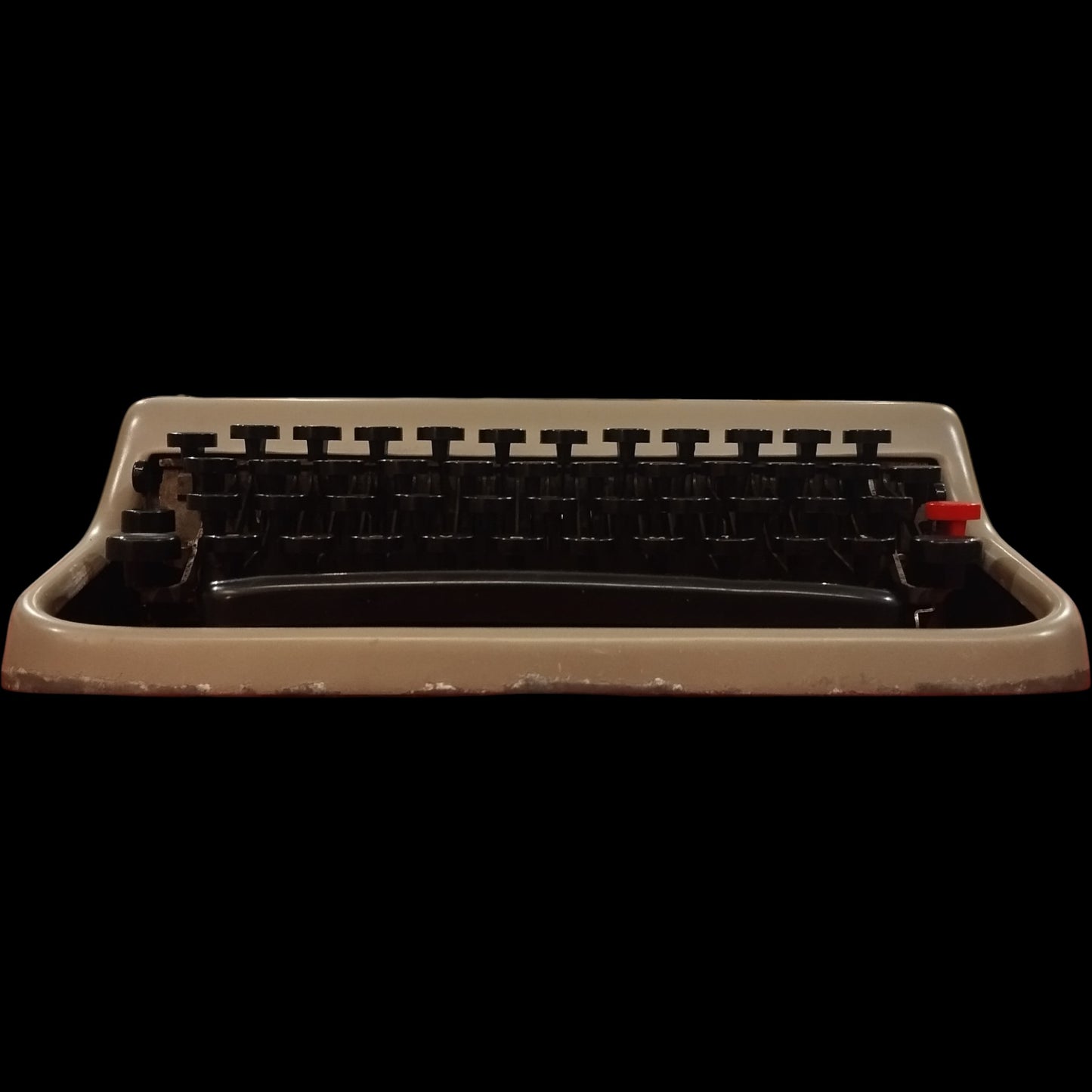 Image of Olivetti Lettera 22 Typewriter. Available from universaltypewritercompany.in