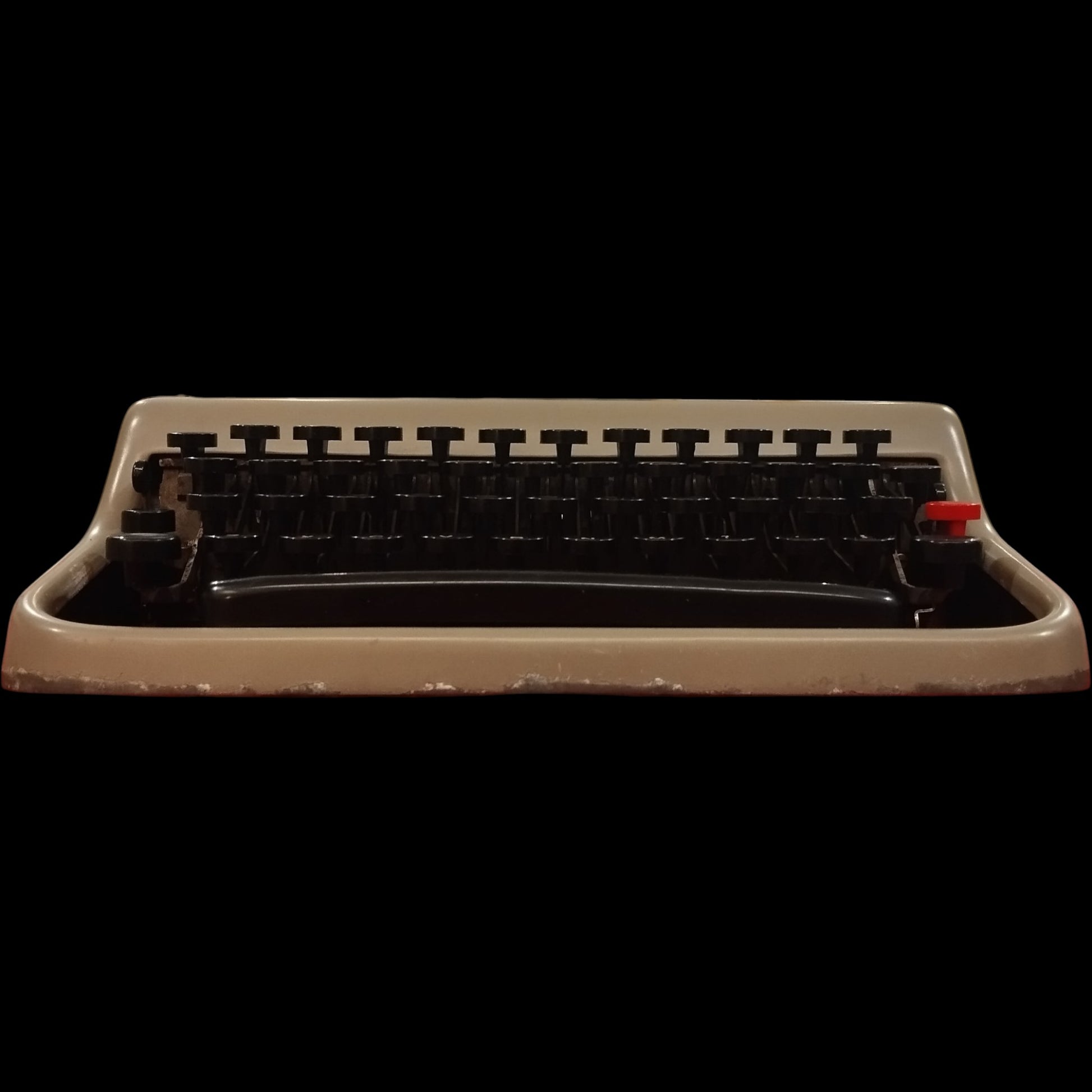 Image of Olivetti Lettera 22 Typewriter. Available from universaltypewritercompany.in