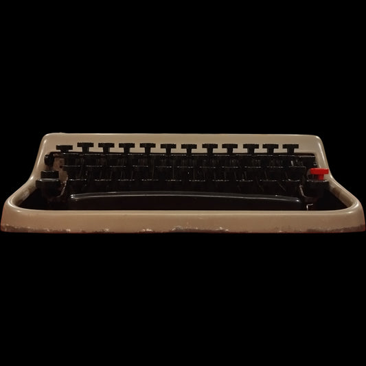 Image of Olivetti Lettera 22 Typewriter. Available from universaltypewritercompany.in