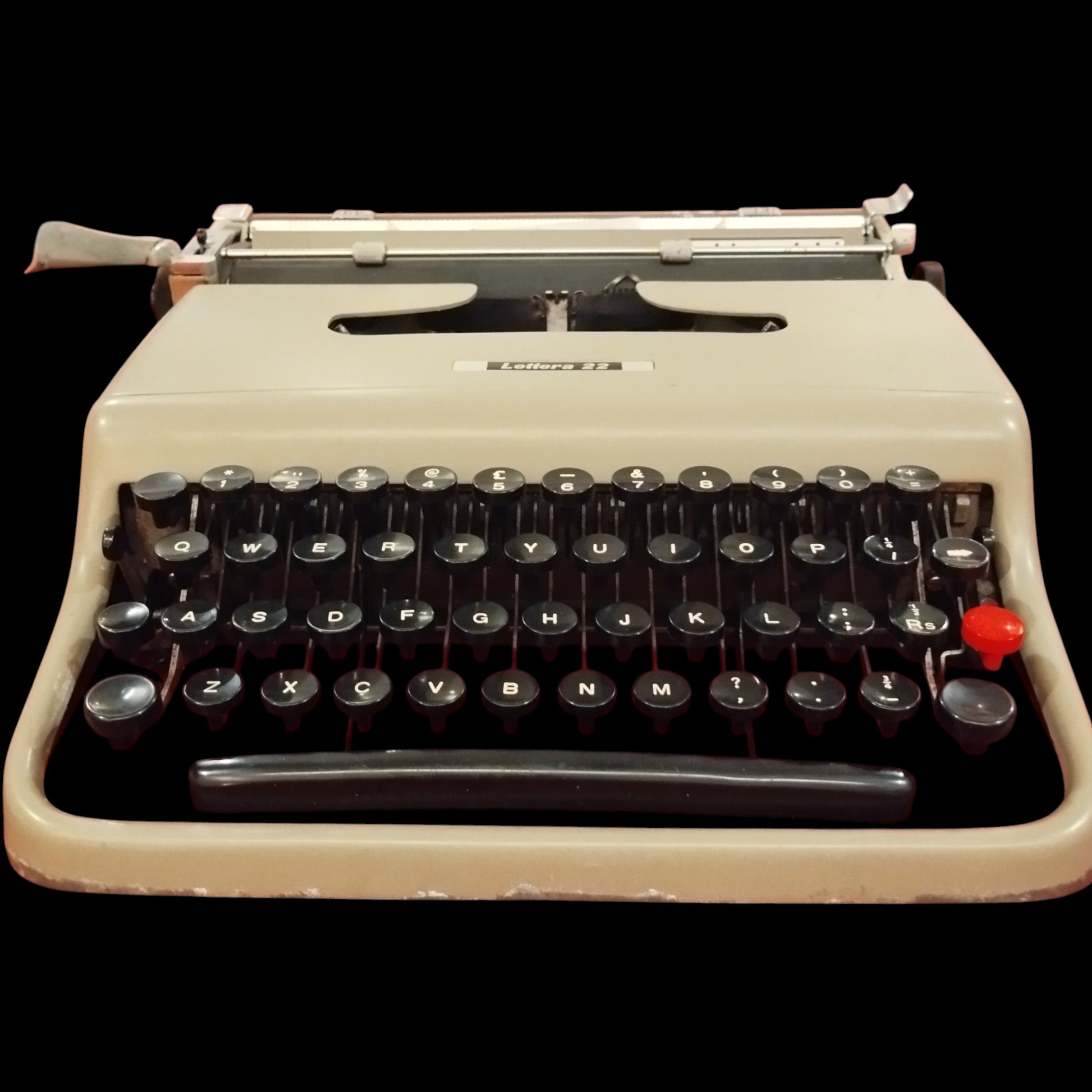 Image of Olivetti Lettera 22 Typewriter. Available from universaltypewritercompany.in