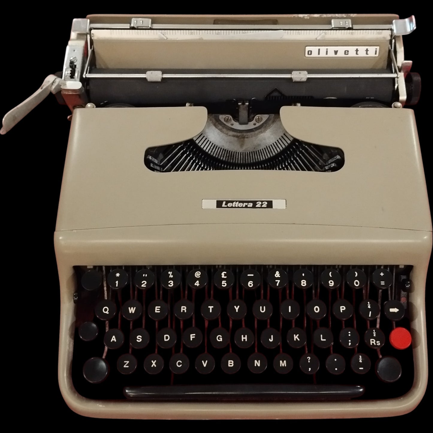 Image of Olivetti Lettera 22 Typewriter. Available from universaltypewritercompany.in