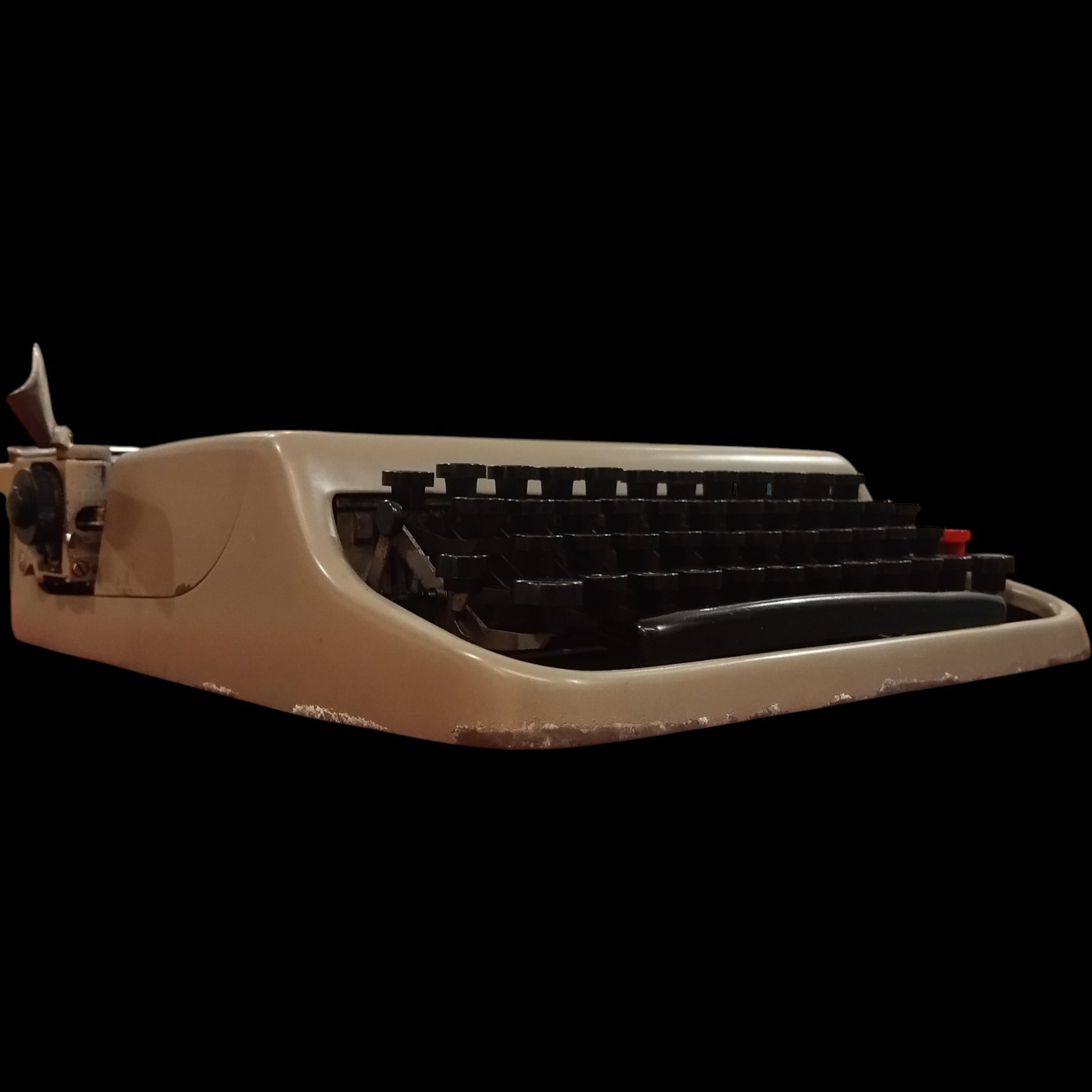 Image of Olivetti Lettera 22 Typewriter. Available from universaltypewritercompany.in