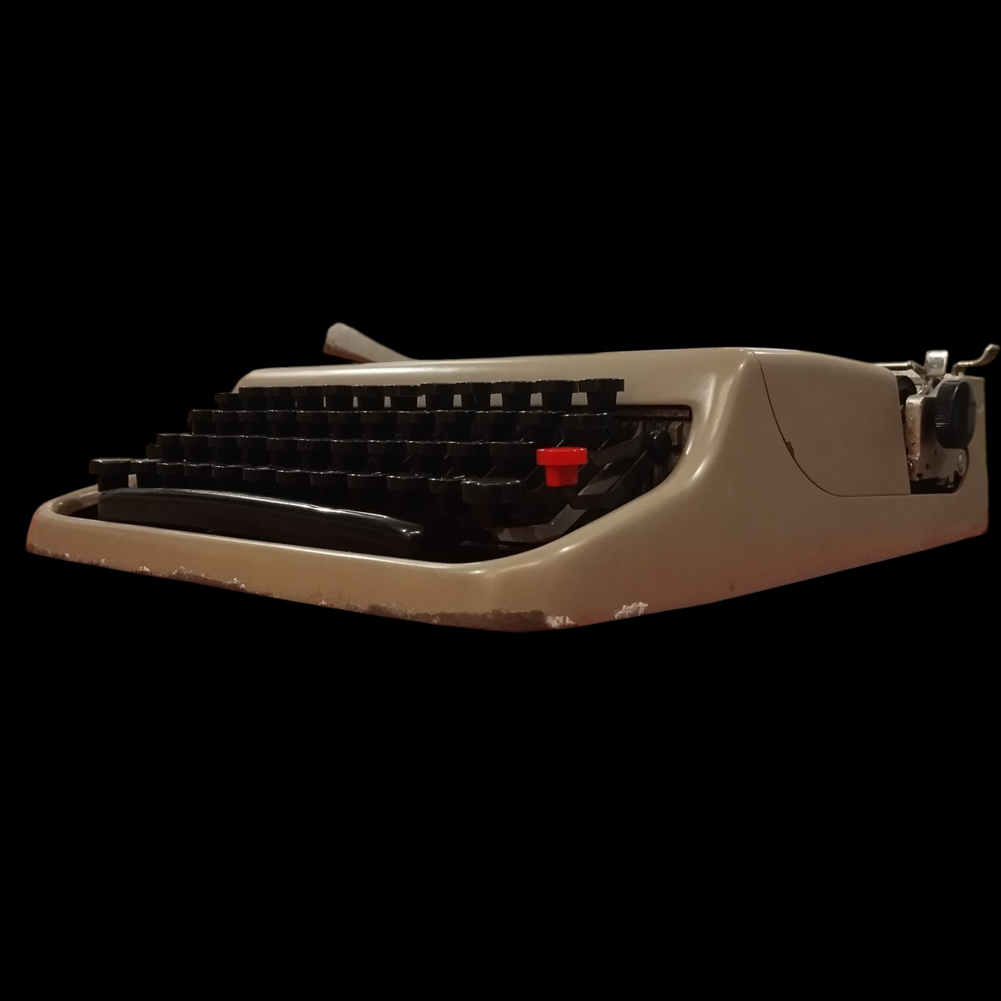 Image of Olivetti Lettera 22 Typewriter. Available from universaltypewritercompany.in