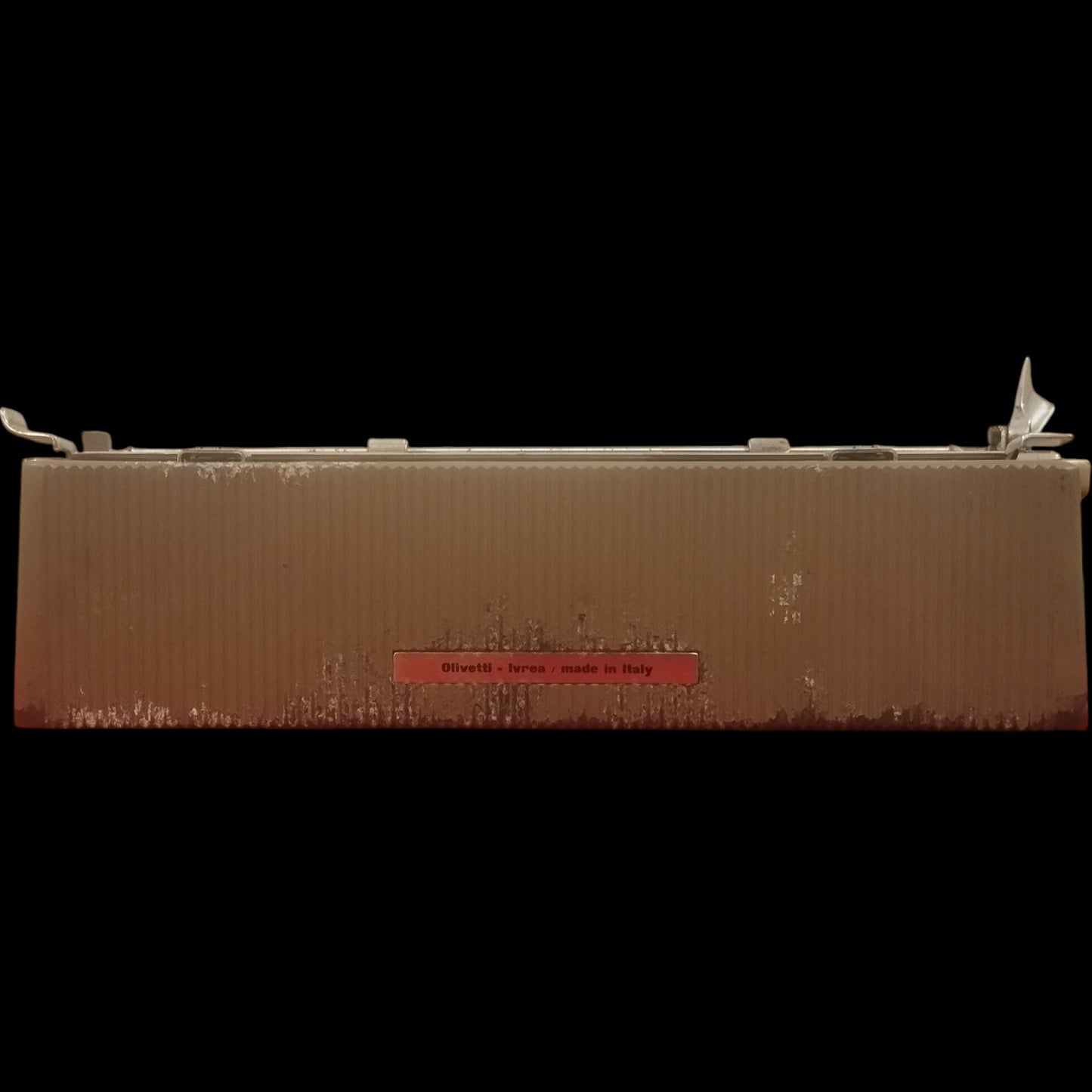 Image of Olivetti Lettera 22 Typewriter. Available from universaltypewritercompany.in