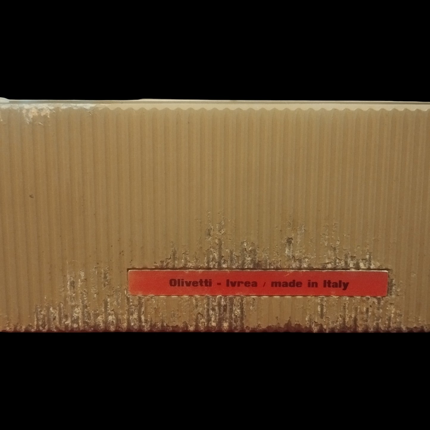 Image of Olivetti Lettera 22 Typewriter. Available from universaltypewritercompany.in