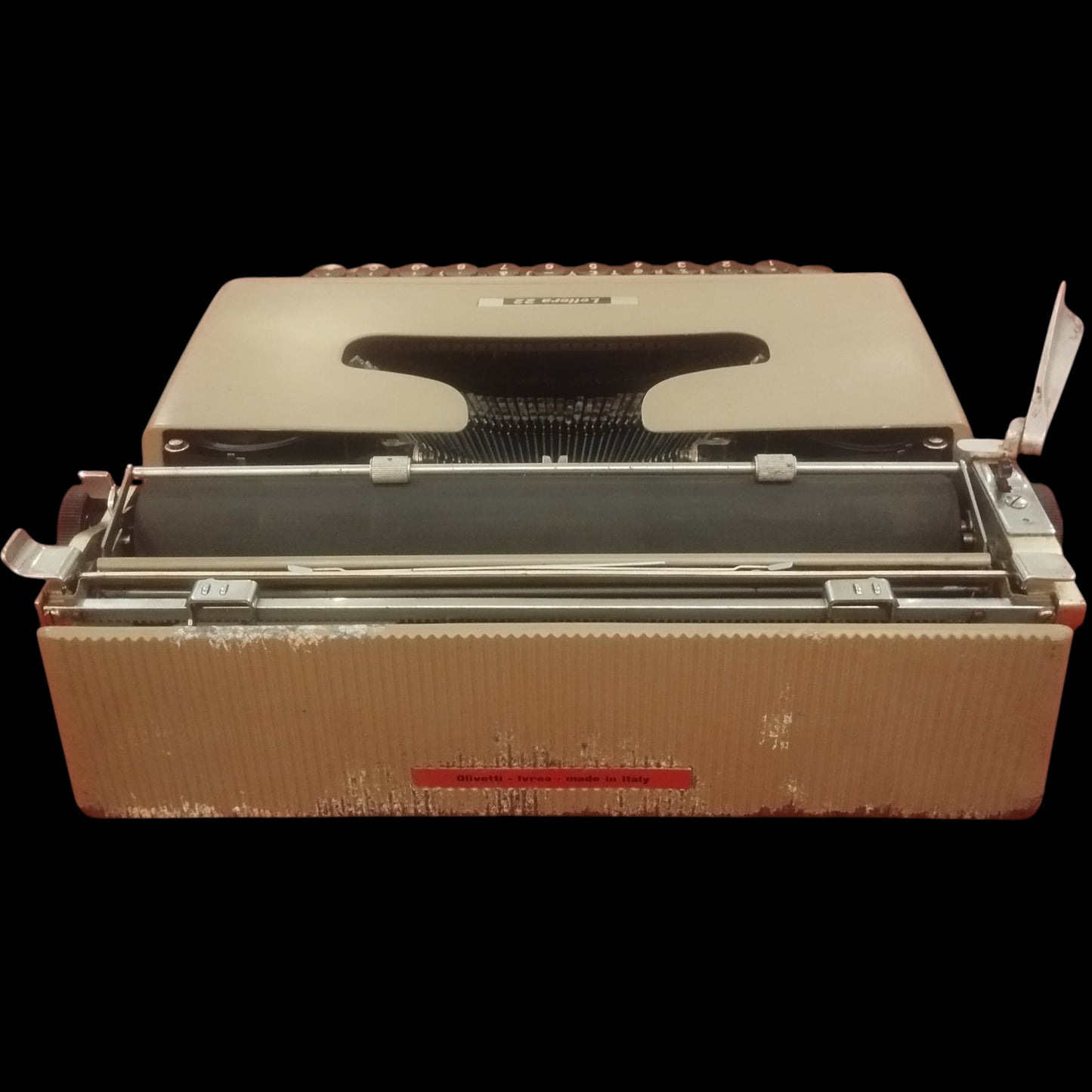 Image of Olivetti Lettera 22 Typewriter. Available from universaltypewritercompany.in