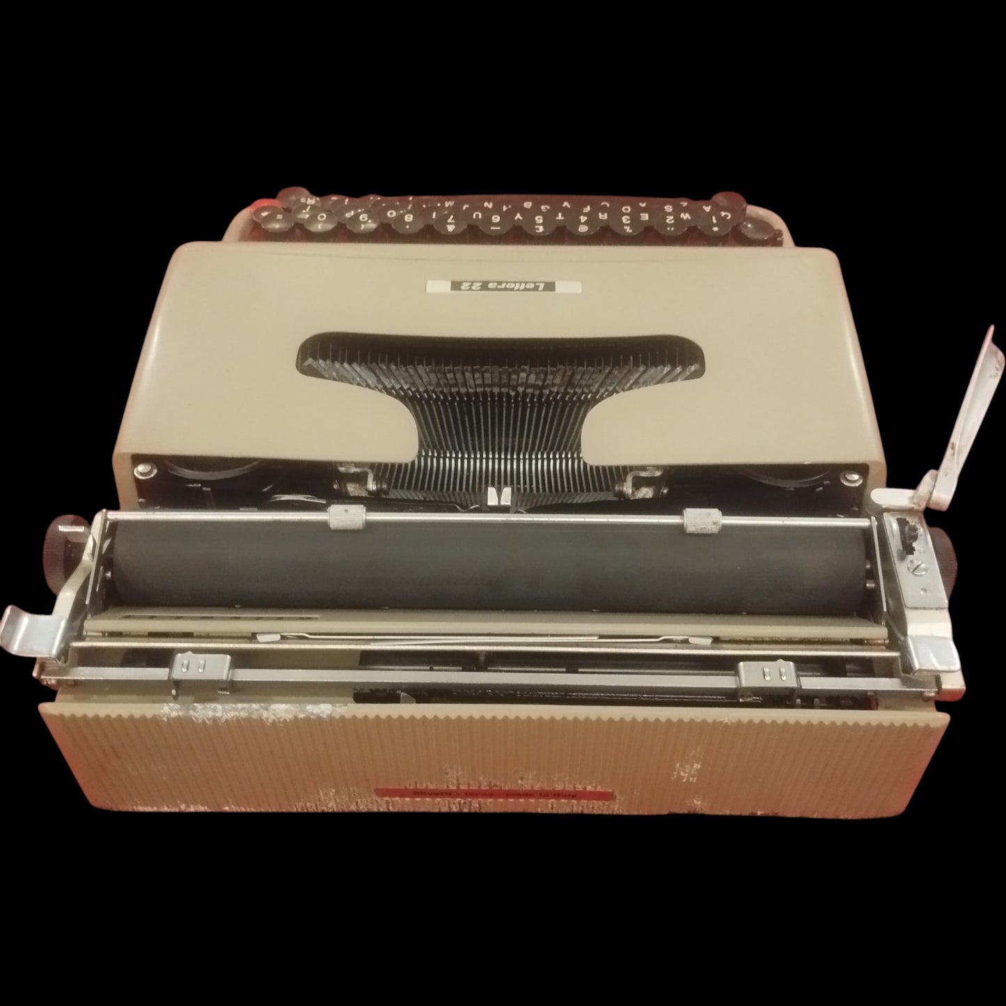 Image of Olivetti Lettera 22 Typewriter. Available from universaltypewritercompany.in