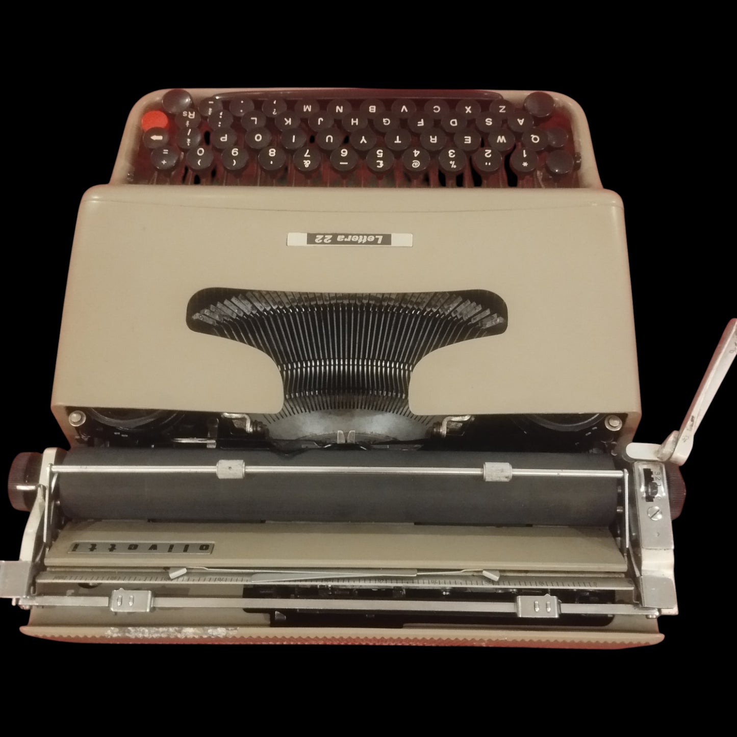 Image of Olivetti Lettera 22 Typewriter. Available from universaltypewritercompany.in