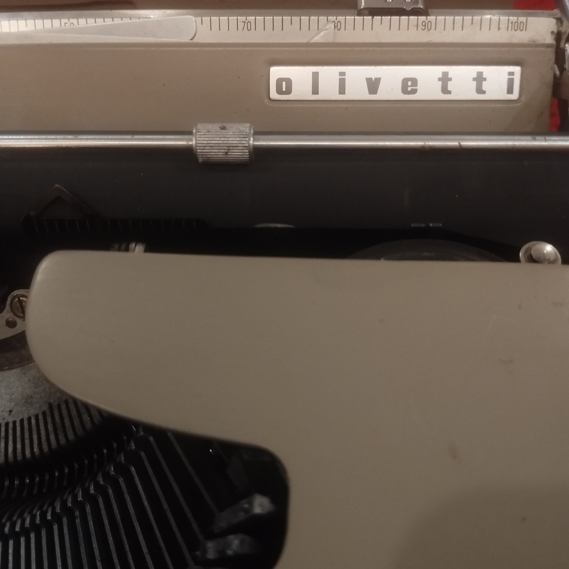 Image of Olivetti Lettera 22 Typewriter. Available from universaltypewritercompany.in