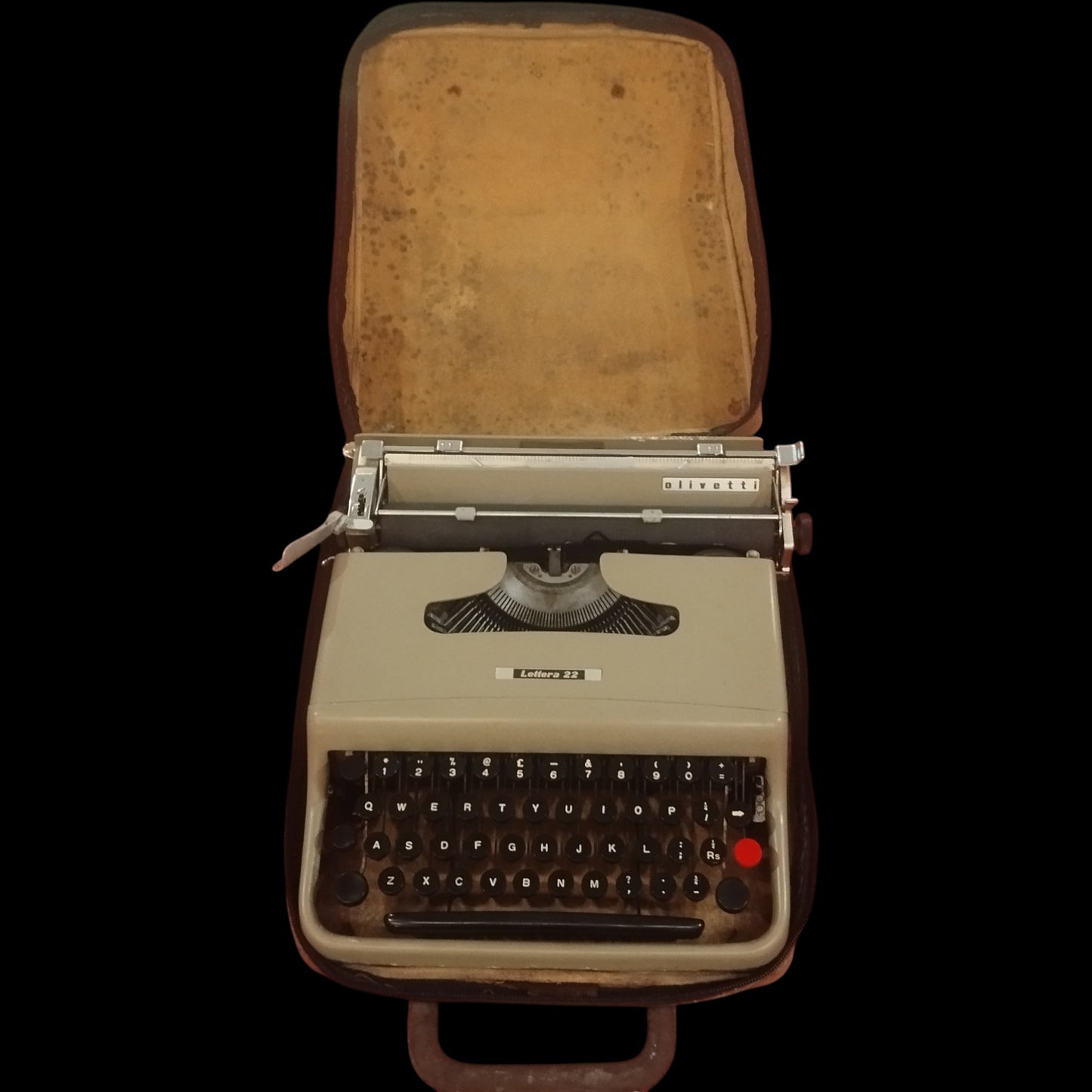 Image of Olivetti Lettera 22 Typewriter. Available from universaltypewritercompany.in