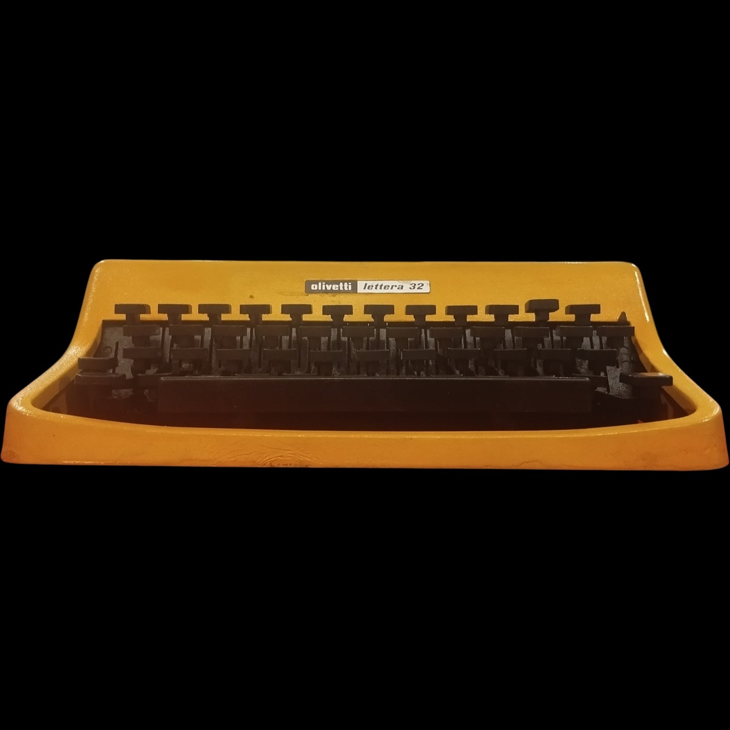 Image of Olivetti Lettera 32 Typewriter. Available from universaltypewritercompany.in