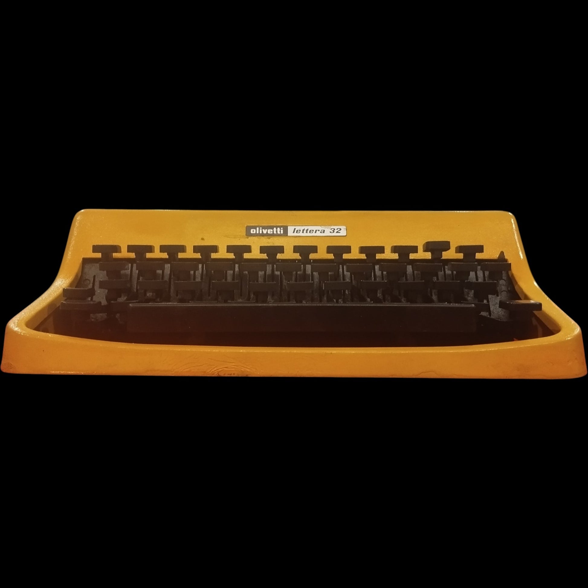 Image of Olivetti Lettera 32 Typewriter. Available from universaltypewritercompany.in