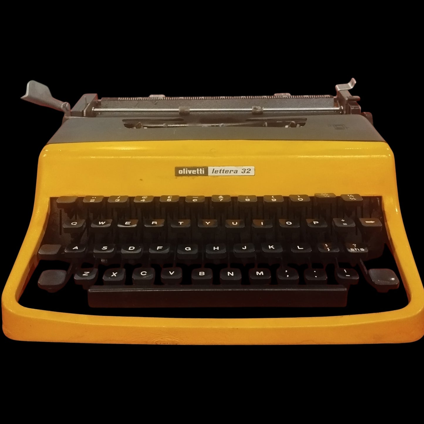 Image of Olivetti Lettera 32 Typewriter. Available from universaltypewritercompany.in
