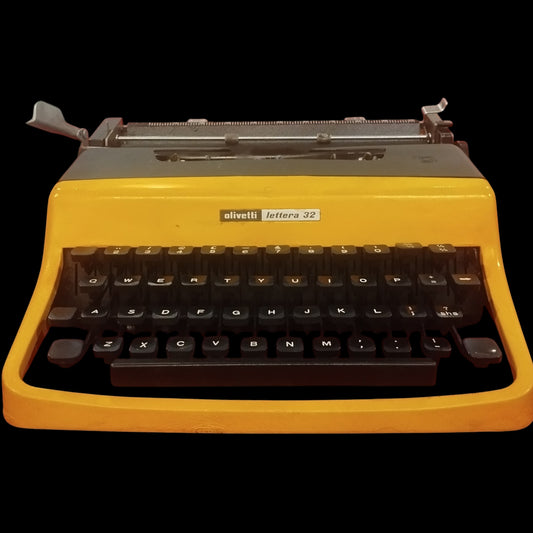 Image of Olivetti Lettera 32 Typewriter. Available from universaltypewritercompany.in