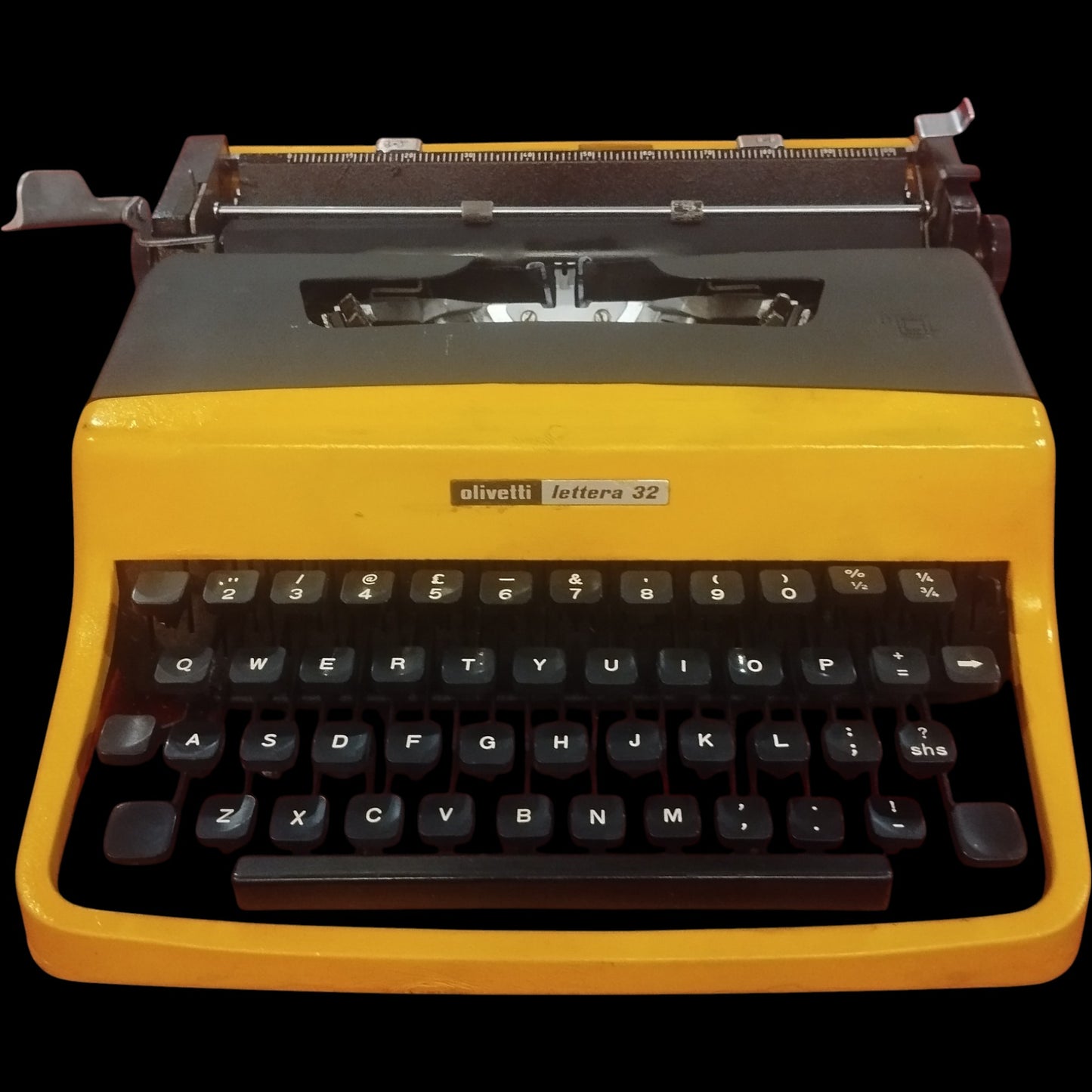 Image of Olivetti Lettera 32 Typewriter. Available from universaltypewritercompany.in