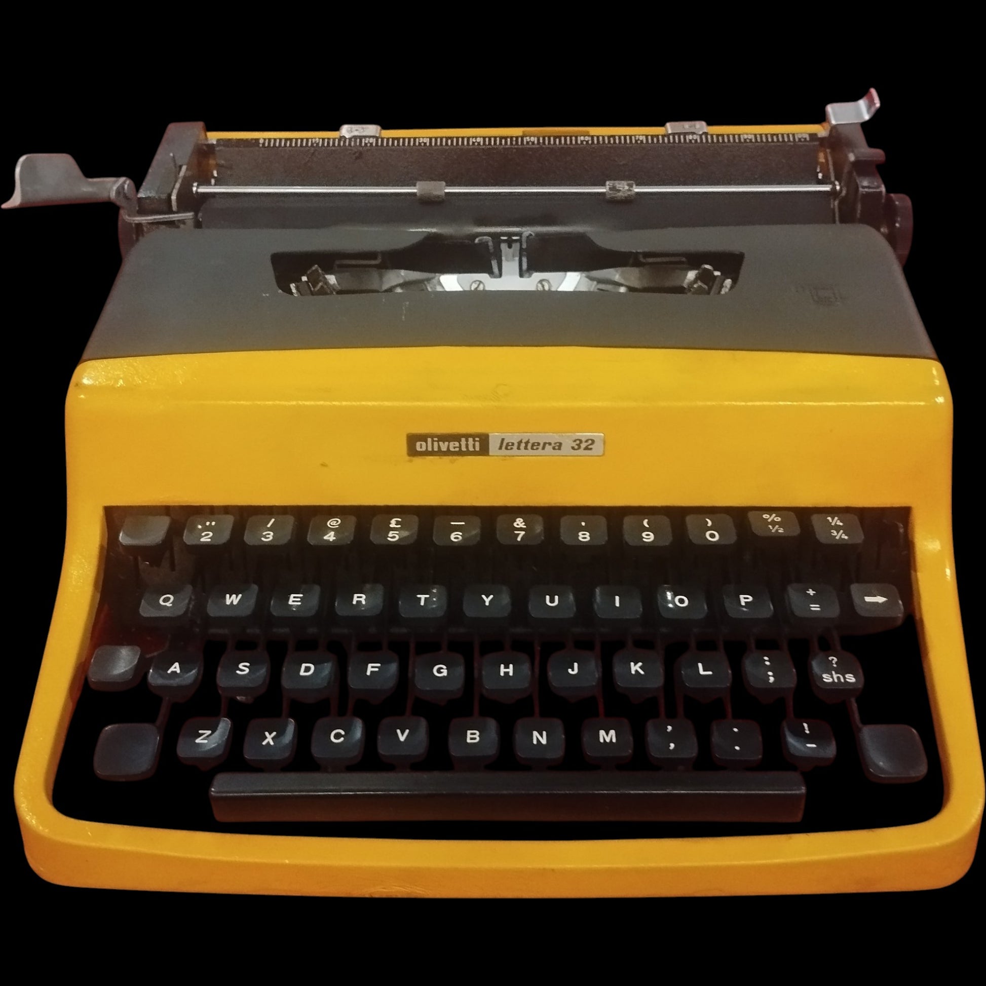Image of Olivetti Lettera 32 Typewriter. Available from universaltypewritercompany.in