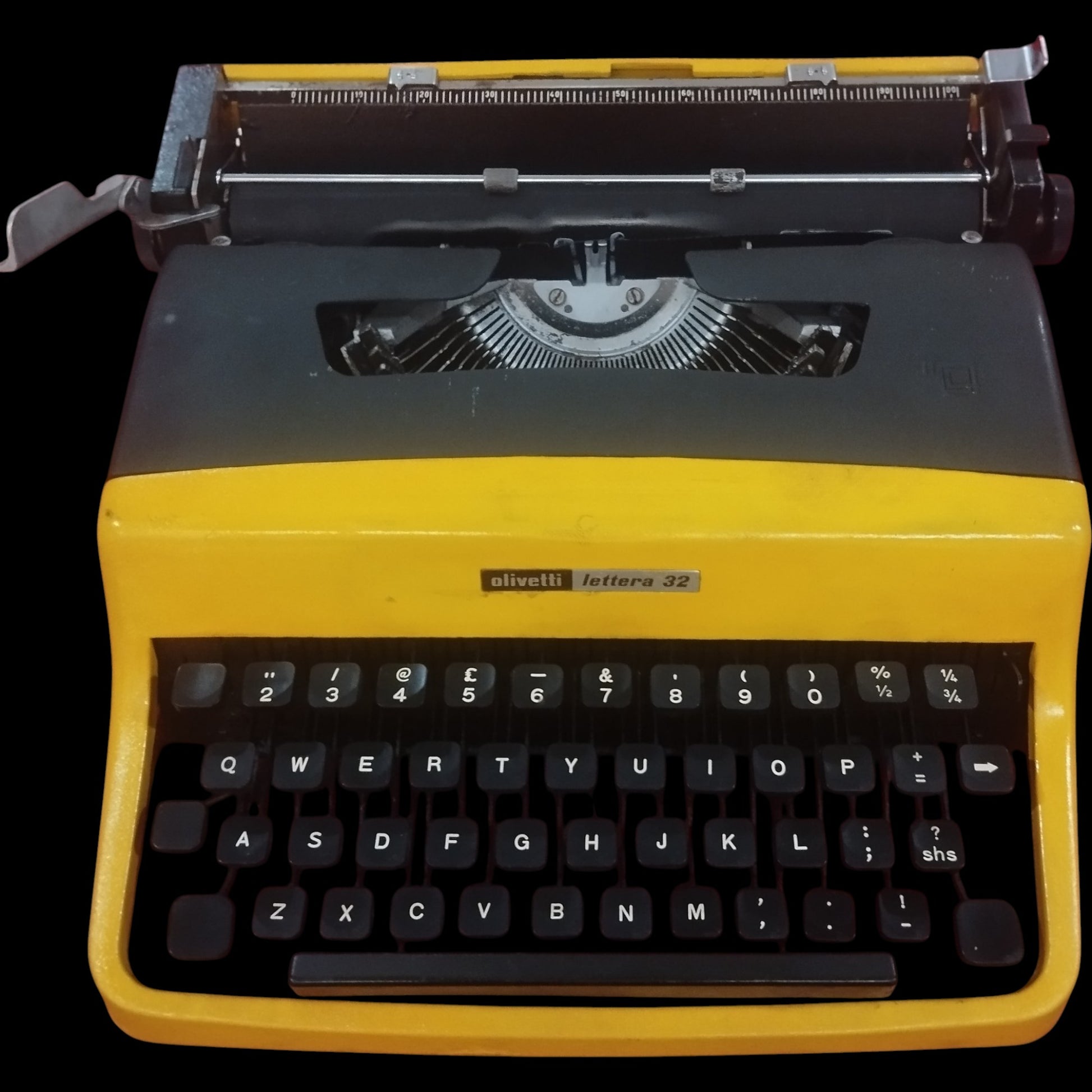 Image of Olivetti Lettera 32 Typewriter. Available from universaltypewritercompany.in