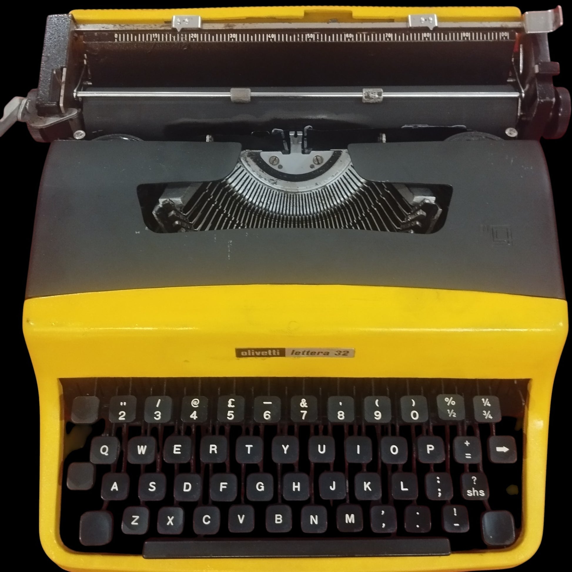 Image of Olivetti Lettera 32 Typewriter. Available from universaltypewritercompany.in