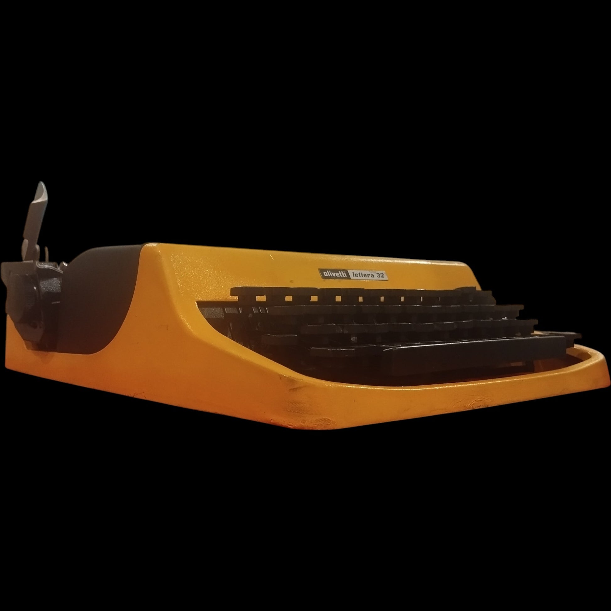 Image of Olivetti Lettera 32 Typewriter. Available from universaltypewritercompany.in