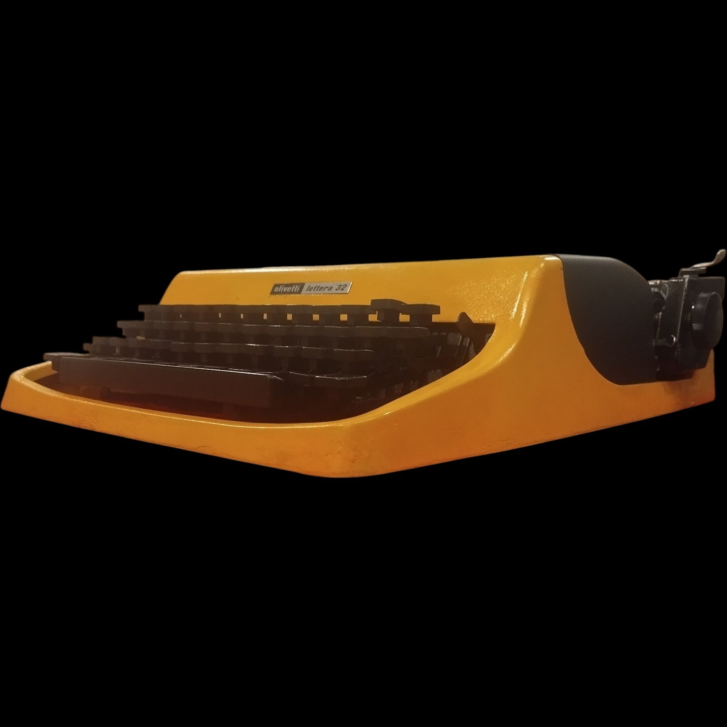 Image of Olivetti Lettera 32 Typewriter. Available from universaltypewritercompany.in