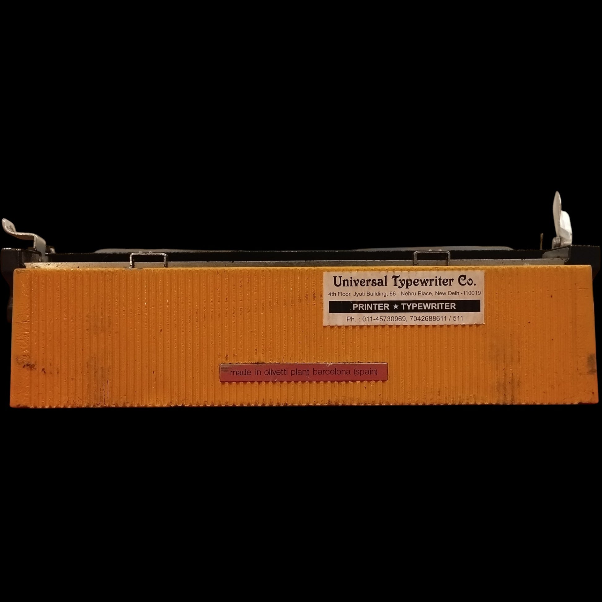 Image of Olivetti Lettera 32 Typewriter. Available from universaltypewritercompany.in