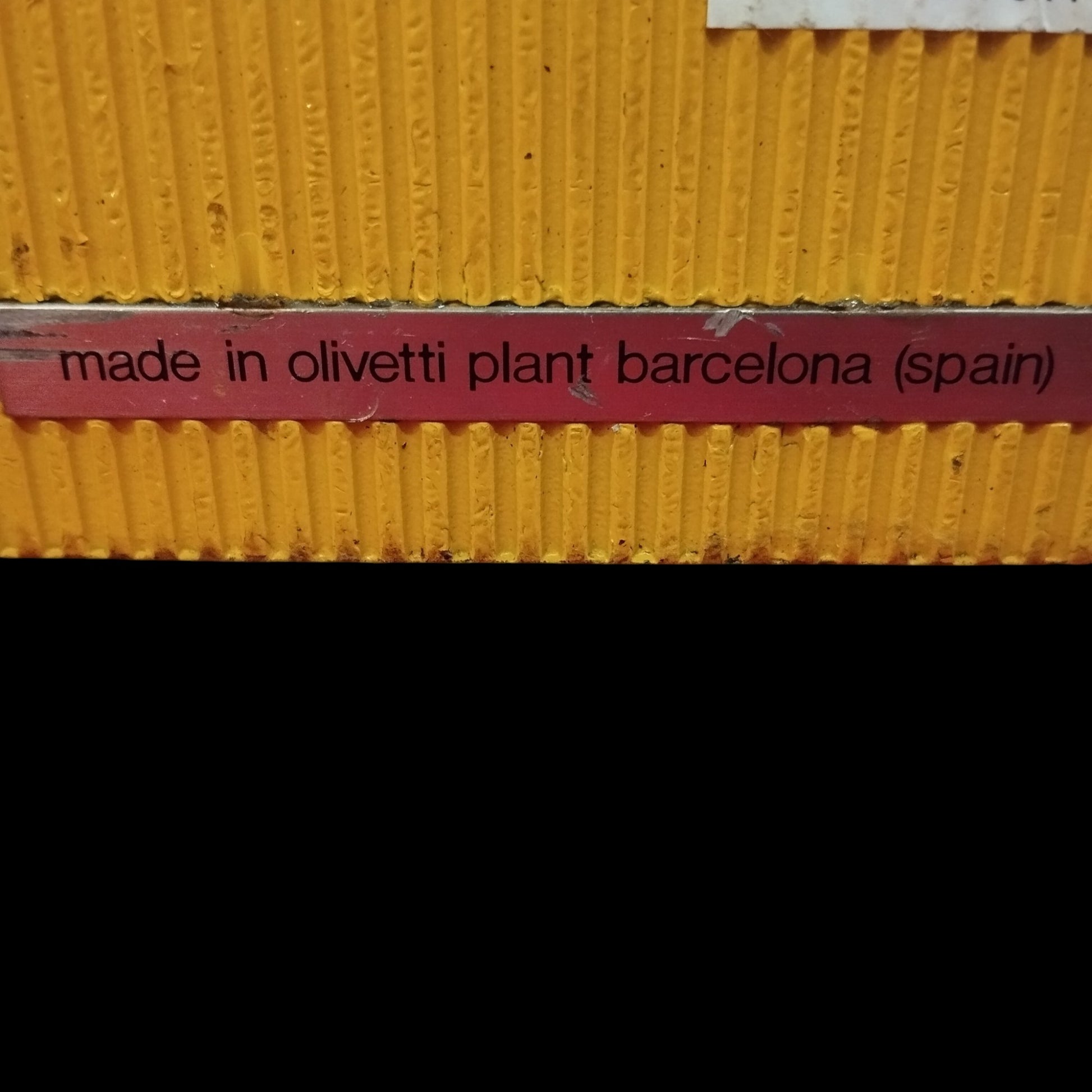 Image of Olivetti Lettera 32 Typewriter. Available from universaltypewritercompany.in