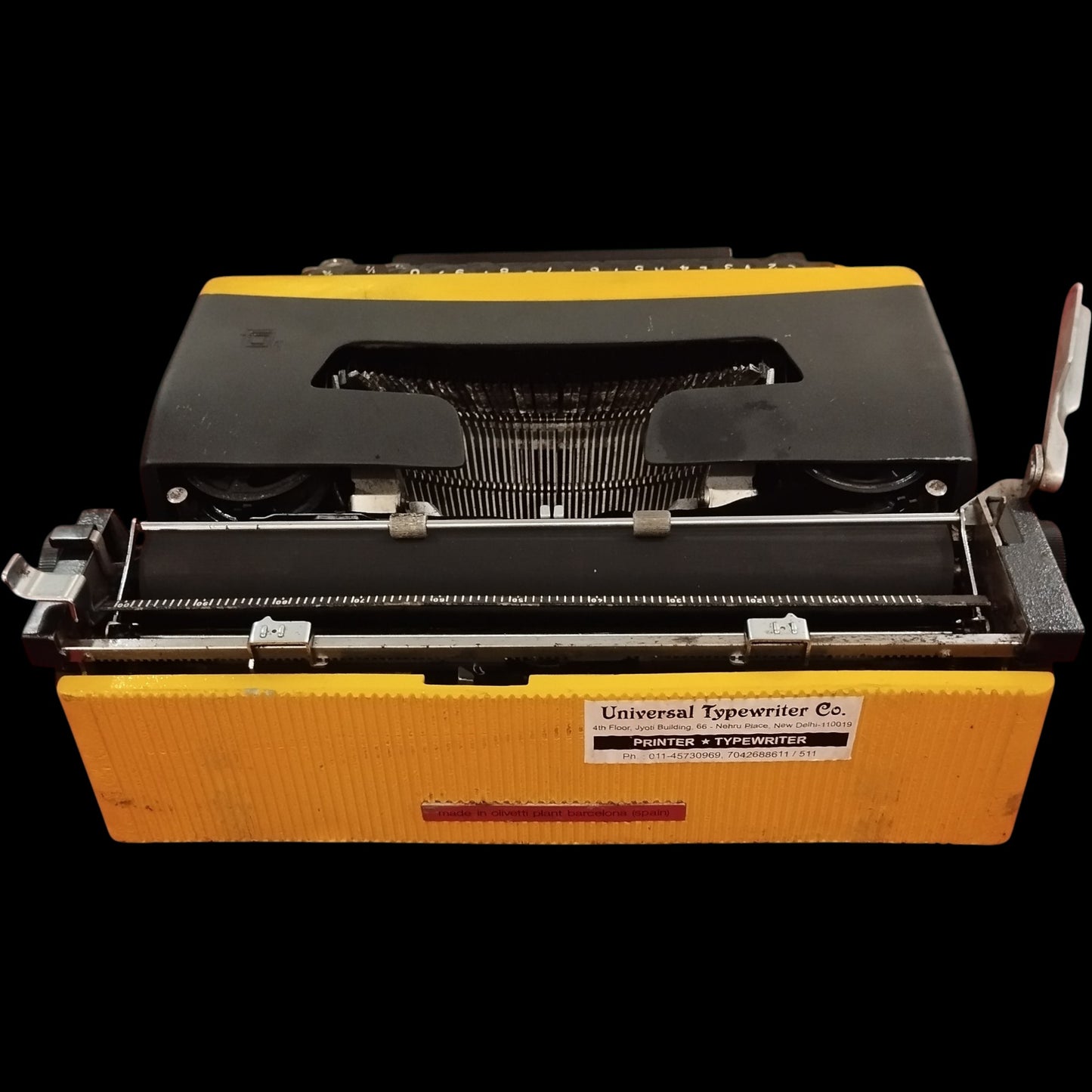 Image of Olivetti Lettera 32 Typewriter. Available from universaltypewritercompany.in