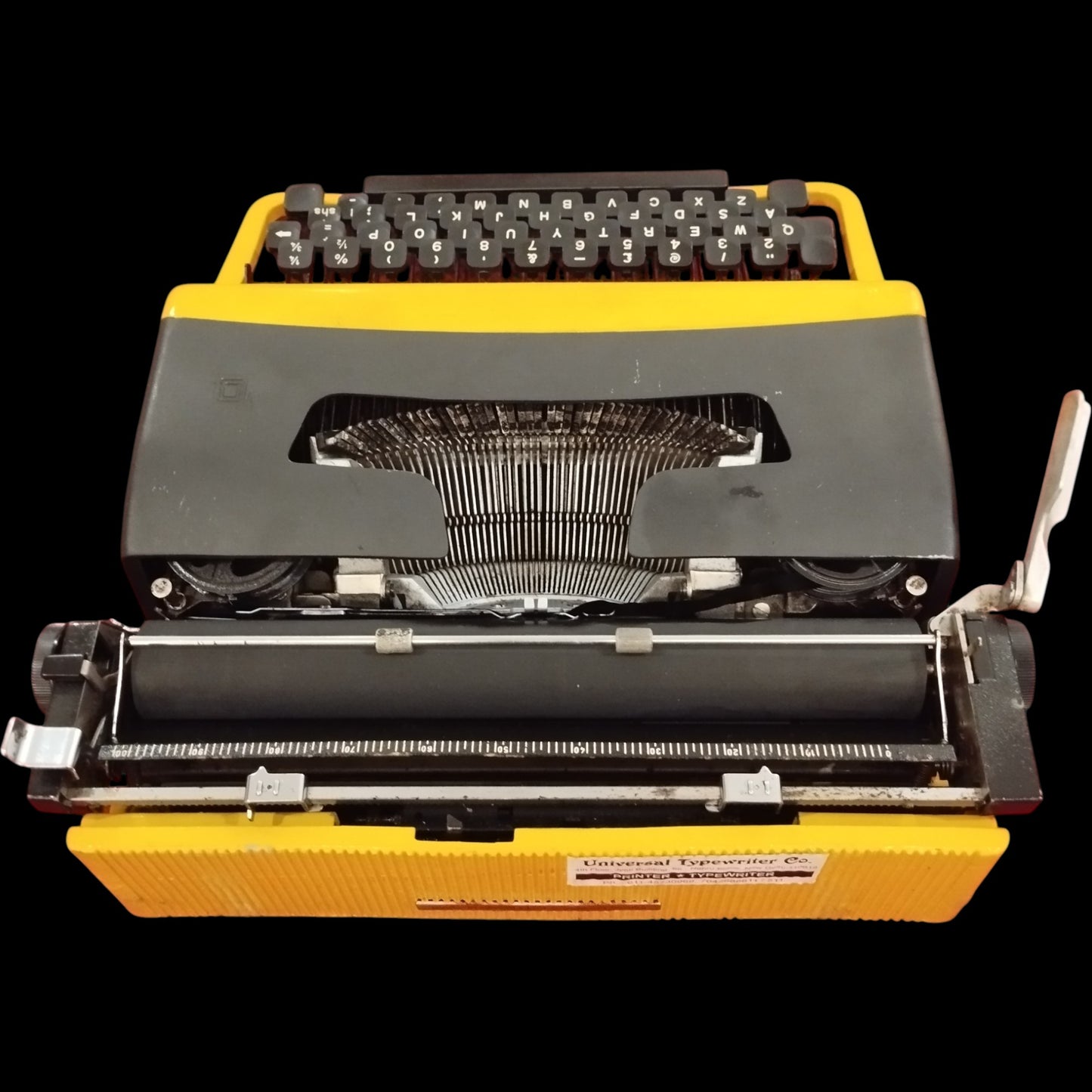 Image of Olivetti Lettera 32 Typewriter. Available from universaltypewritercompany.in