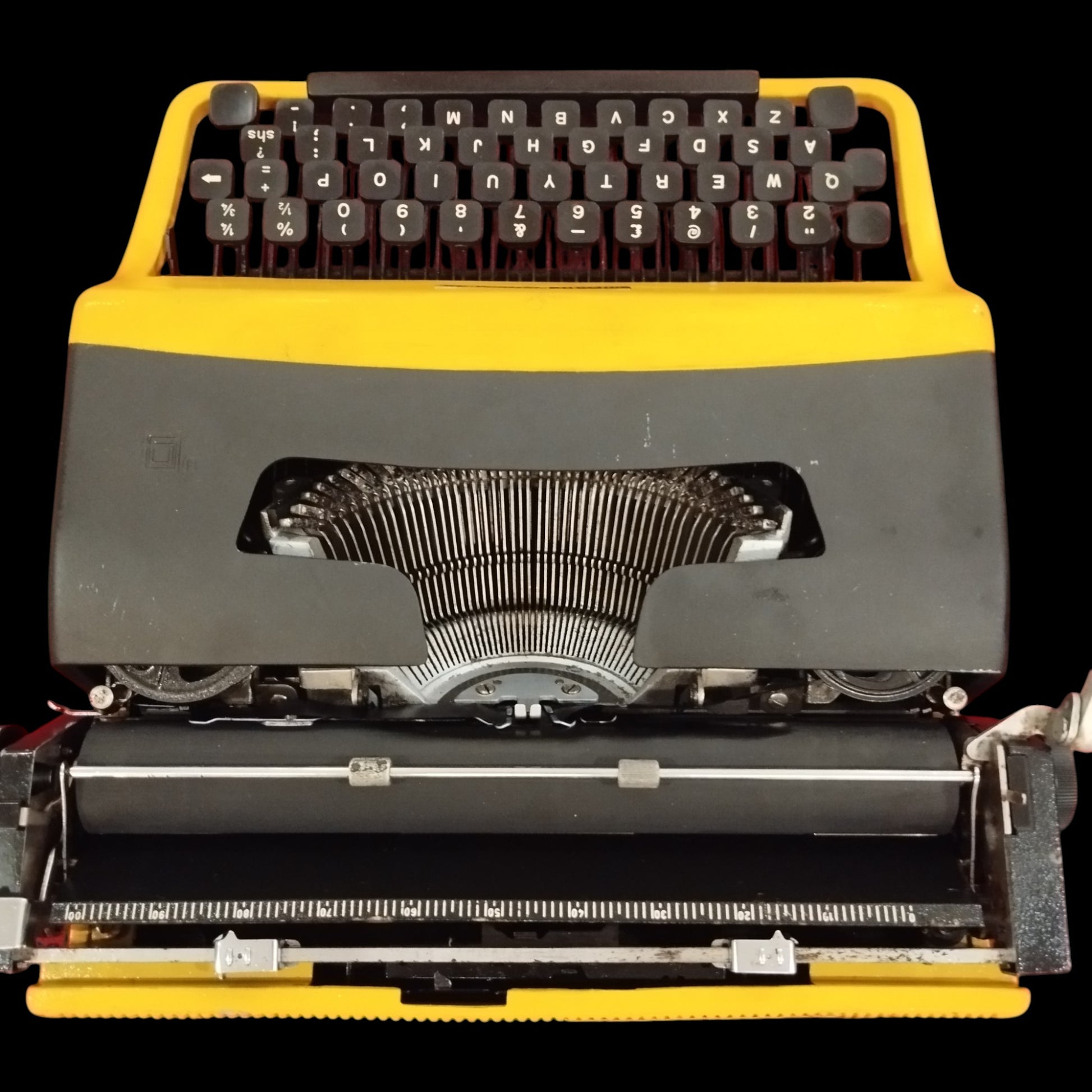 Image of Olivetti Lettera 32 Typewriter. Available from universaltypewritercompany.in