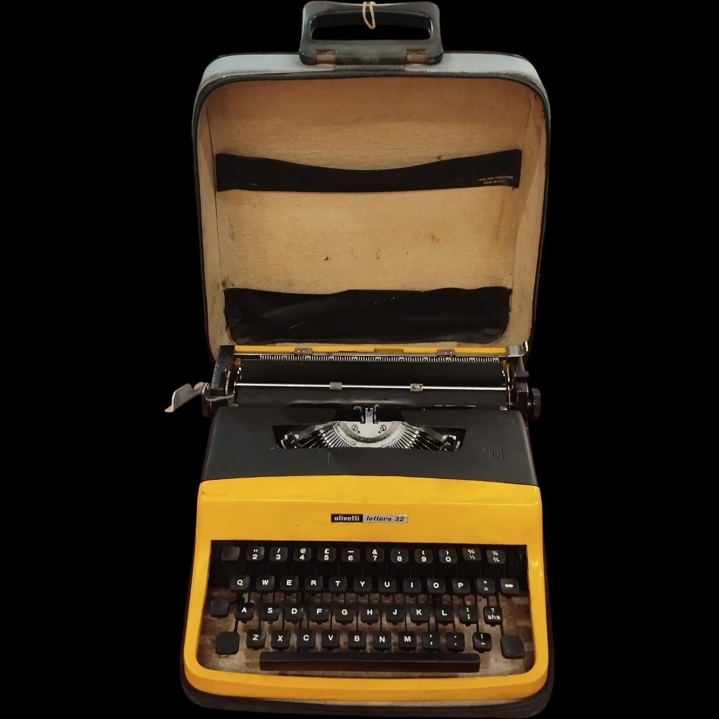 Image of Olivetti Lettera 32 Typewriter. Available from universaltypewritercompany.in