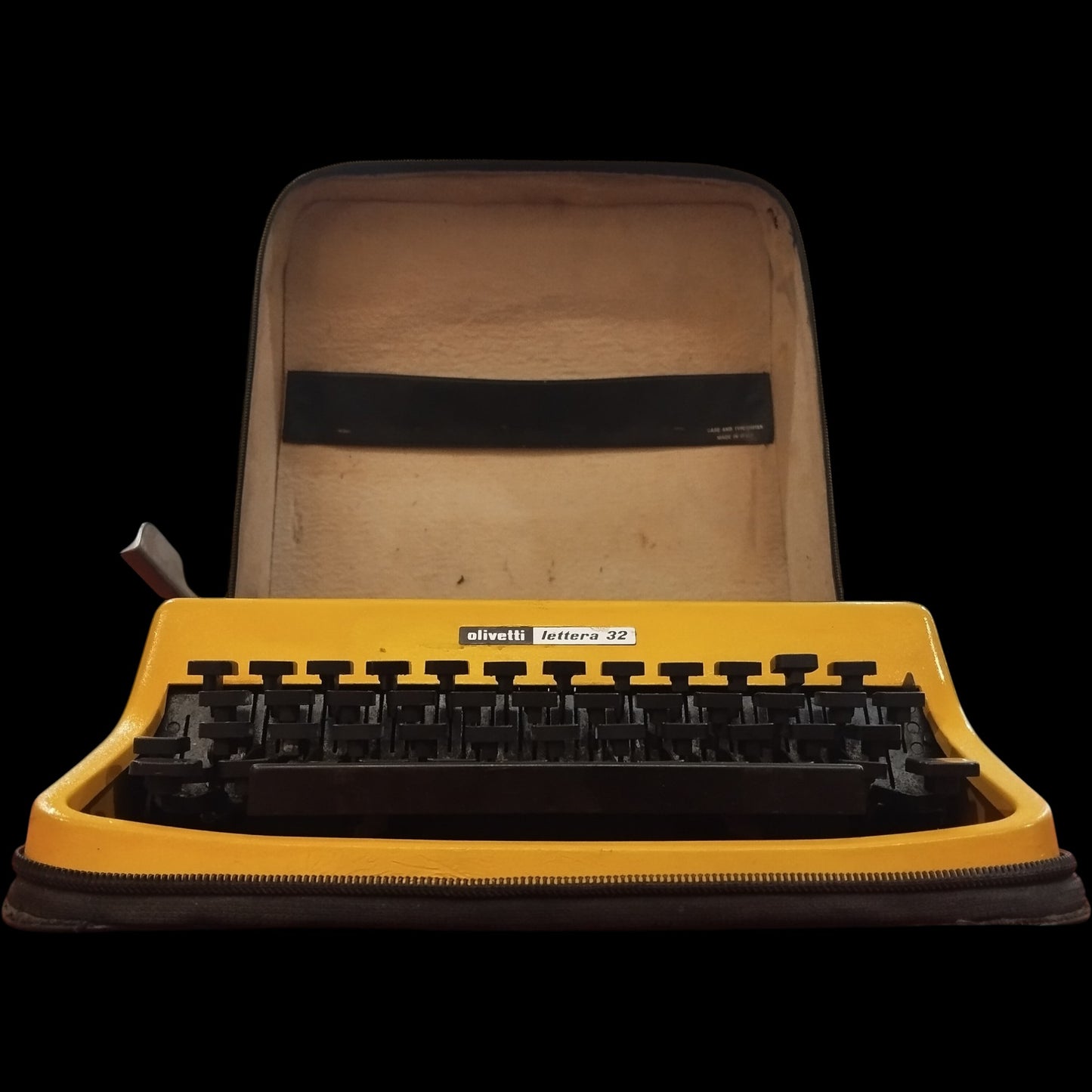 Image of Olivetti Lettera 32 Typewriter. Available from universaltypewritercompany.in