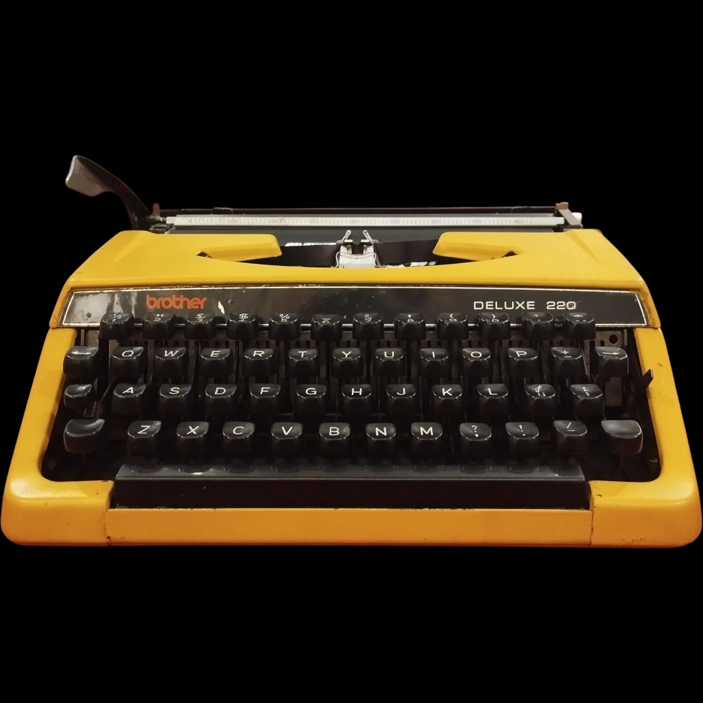 Image of Brother Deluxe 220 Typewriter. Available from universaltypewritercompany.in
