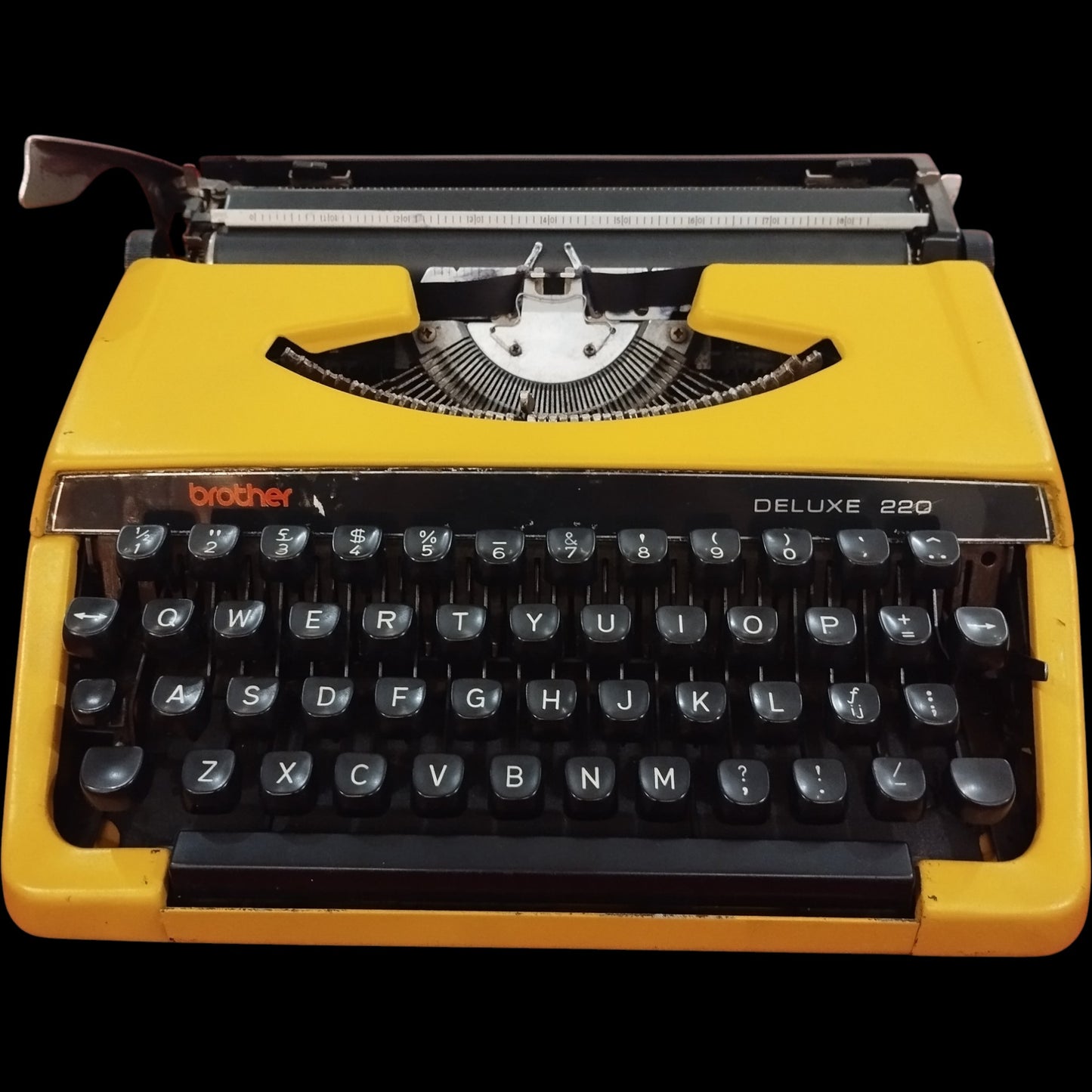 Image of Brother Deluxe 220 Typewriter. Available from universaltypewritercompany.in