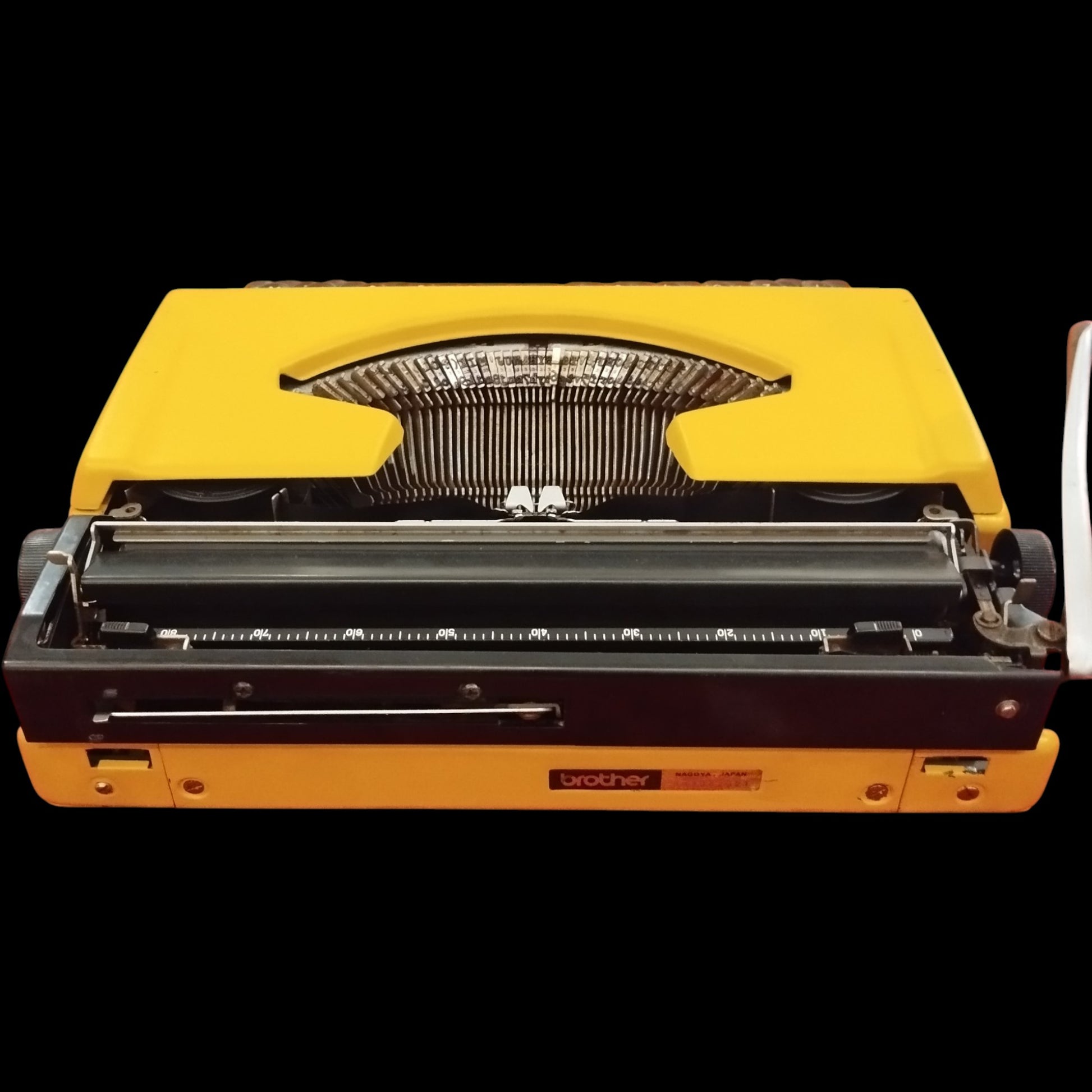 Image of Brother Deluxe 220 Typewriter. Available from universaltypewritercompany.in