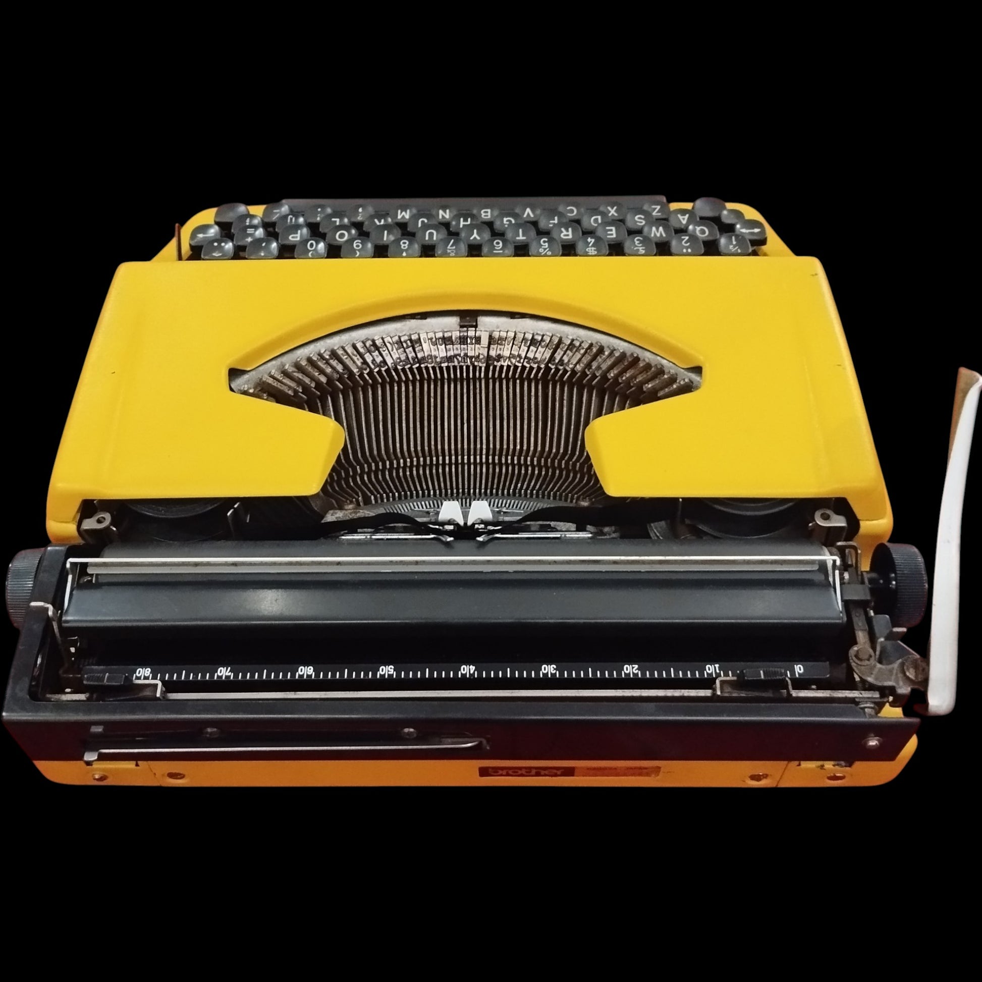 Image of Brother Deluxe 220 Typewriter. Available from universaltypewritercompany.in