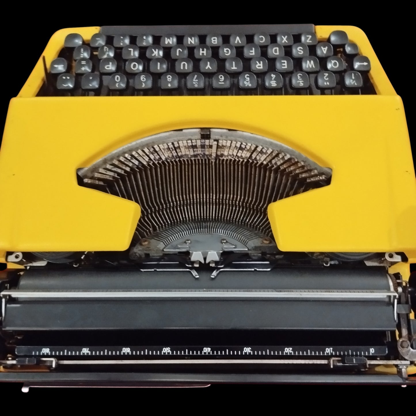 Image of Brother Deluxe 220 Typewriter. Available from universaltypewritercompany.in