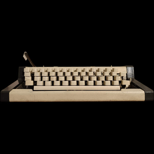 Image of Olympia Traveller de Luxe S Typewriter.
Available from universaltypewritercompany.in