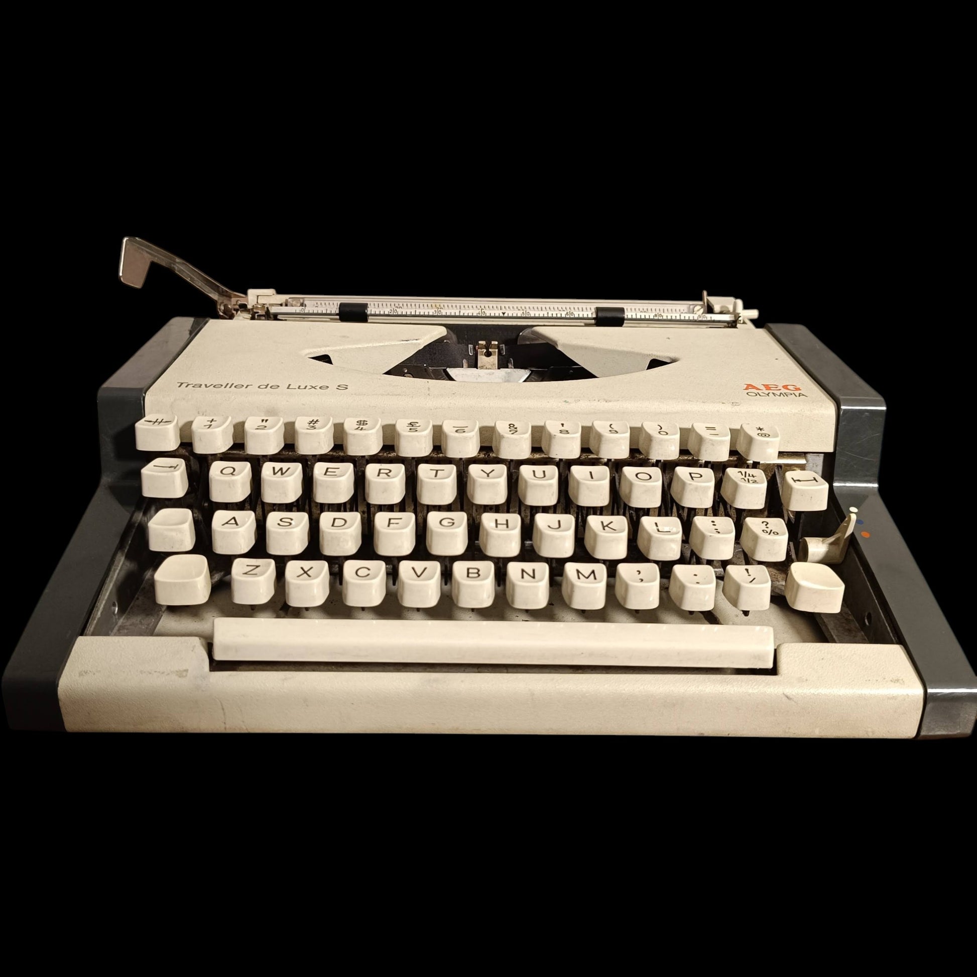 Image of Olympia Traveller de Luxe S Typewriter.
Available from universaltypewritercompany.in